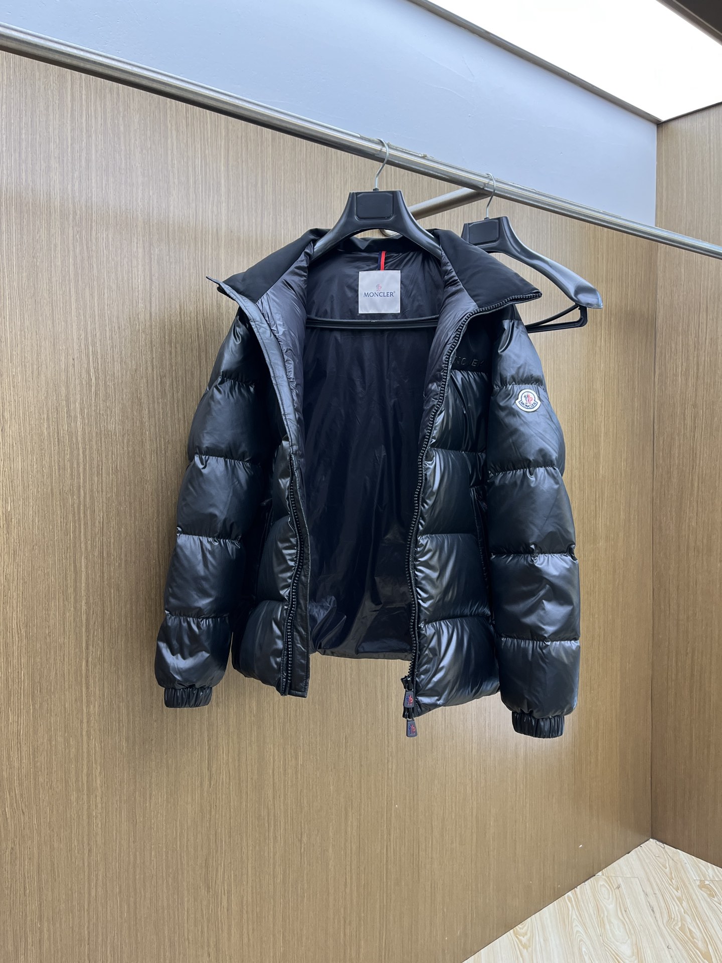 秋冬羽绒 Mon 🔥🔥最新款时尚设计师款羽绒外套.处处细节显工艺足够的高级 结构性剪裁的设计改变来展现男