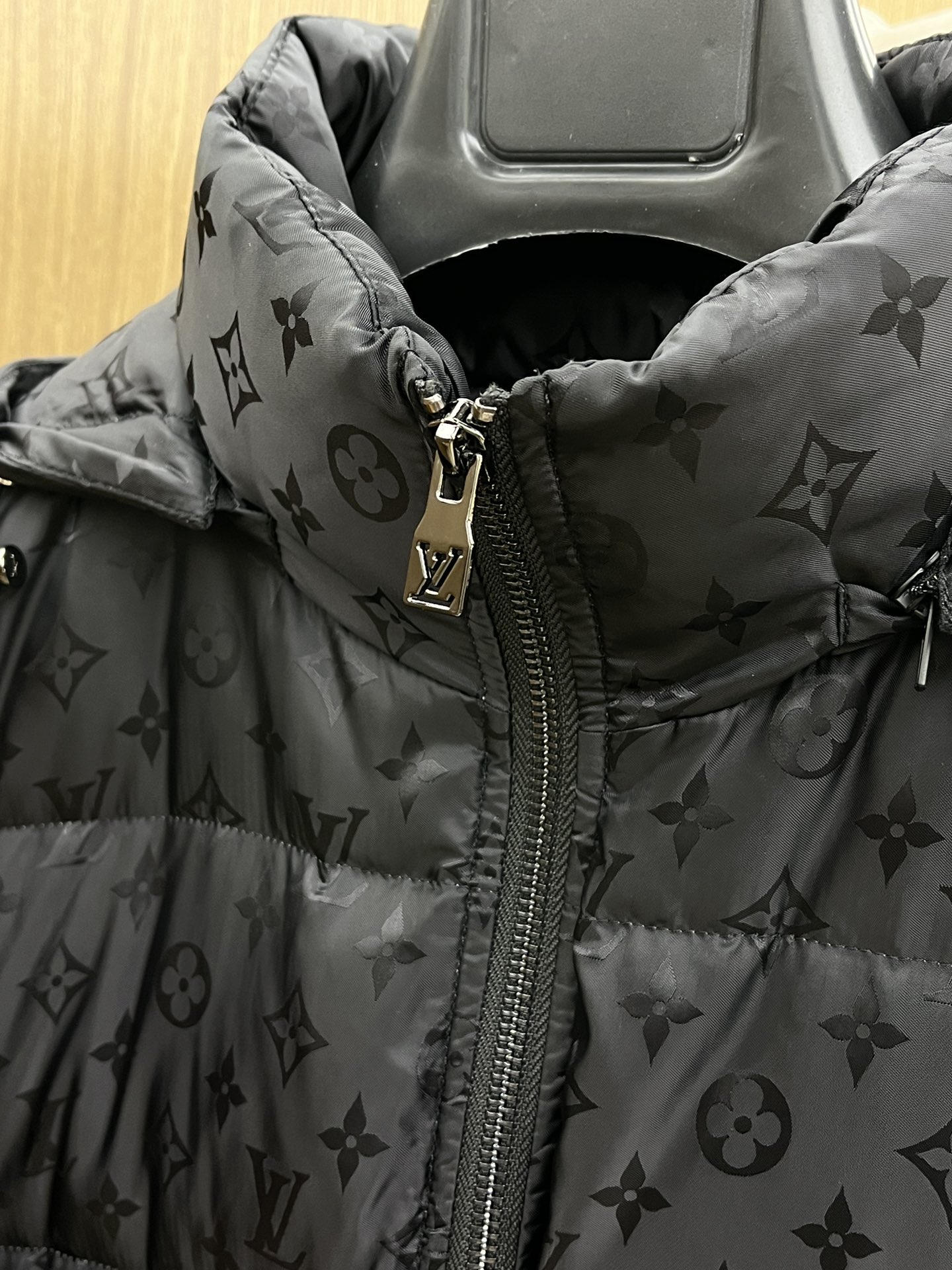 秋冬羽绒 Lv 🔥🔥ss秋冬最新时尚秋冬连帽（帽子可拆）羽绒服。 针织拼接时尚前卫 经典设计感与颜值爆棚