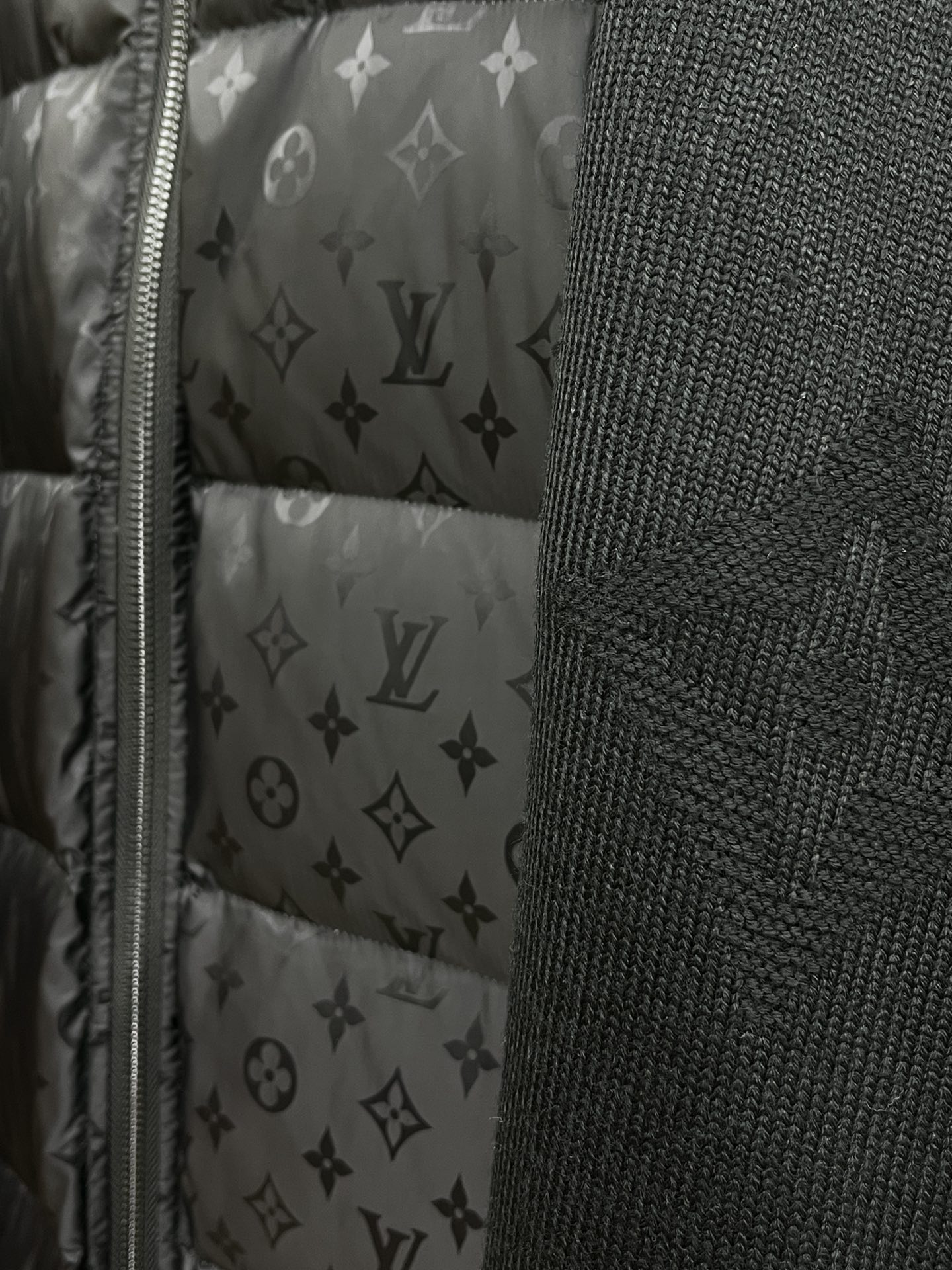 秋冬羽绒 Lv 🔥🔥ss秋冬最新时尚秋冬连帽（帽子可拆）羽绒服。 针织拼接时尚前卫 经典设计感与颜值爆棚