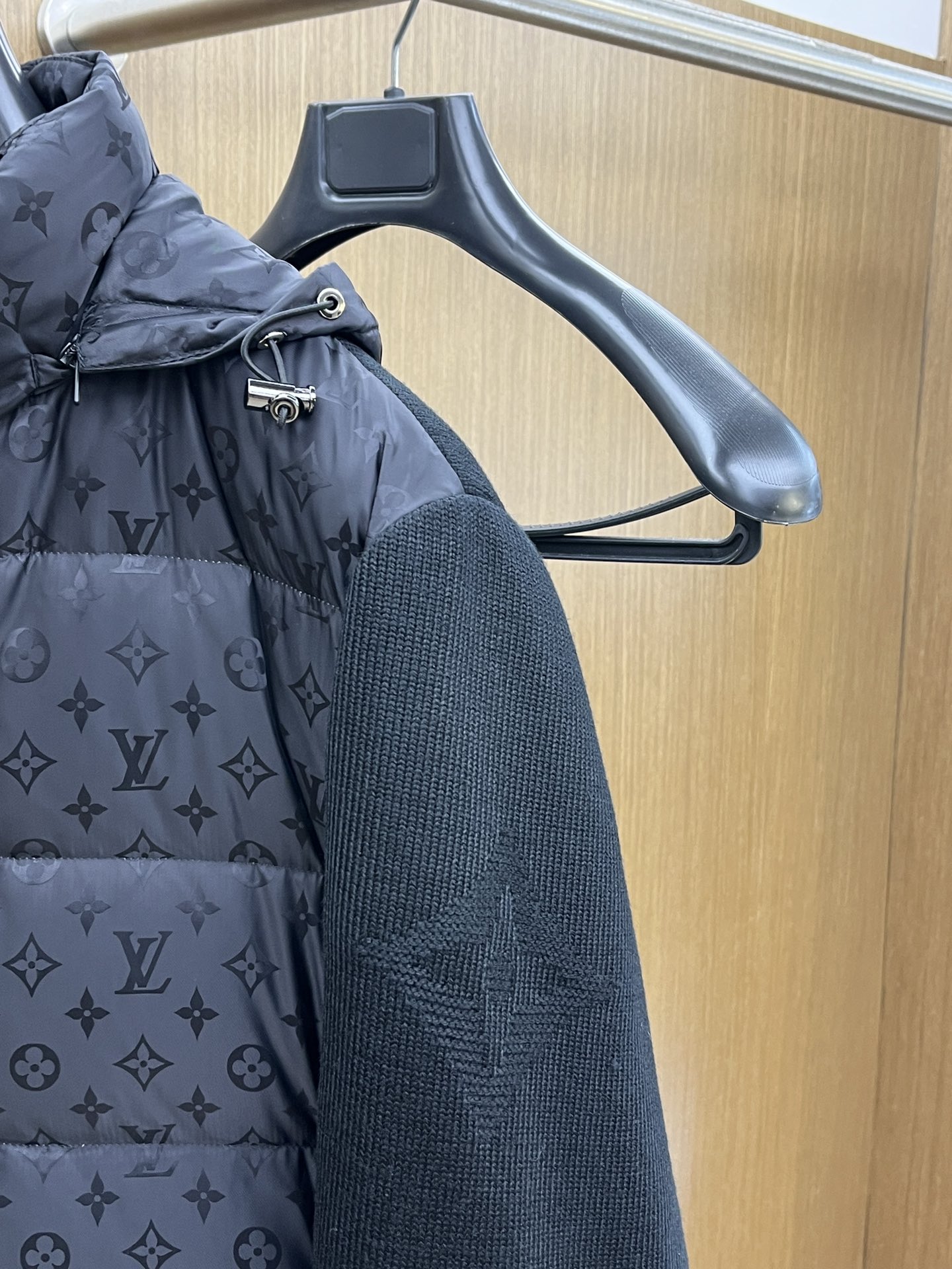 秋冬羽绒 Lv 🔥🔥ss秋冬最新时尚秋冬连帽（帽子可拆）羽绒服。 针织拼接时尚前卫 经典设计感与颜值爆棚