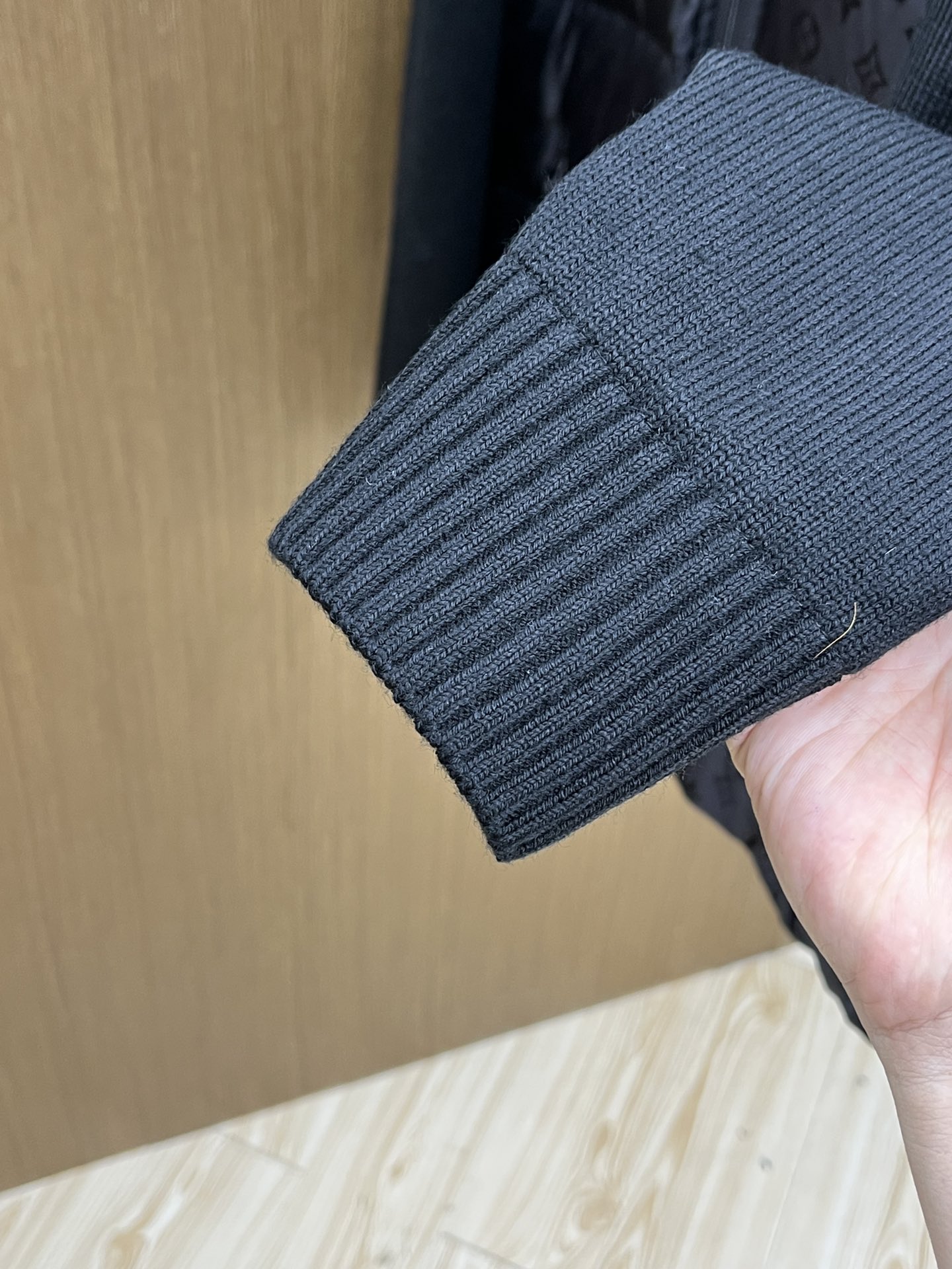 秋冬羽绒 Lv 🔥🔥ss秋冬最新时尚秋冬连帽（帽子可拆）羽绒服。 针织拼接时尚前卫 经典设计感与颜值爆棚