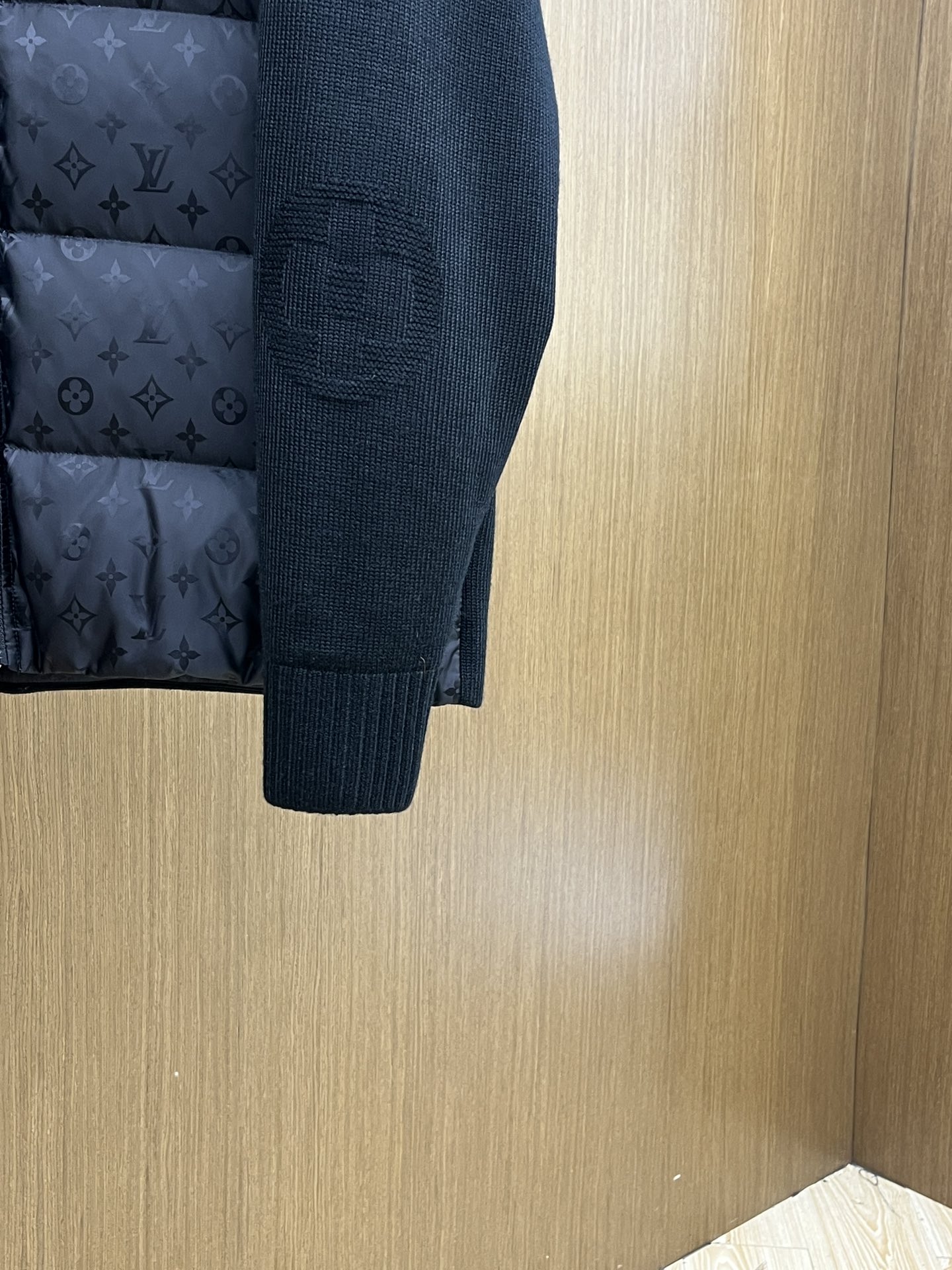 秋冬羽绒 Lv 🔥🔥ss秋冬最新时尚秋冬连帽（帽子可拆）羽绒服。 针织拼接时尚前卫 经典设计感与颜值爆棚