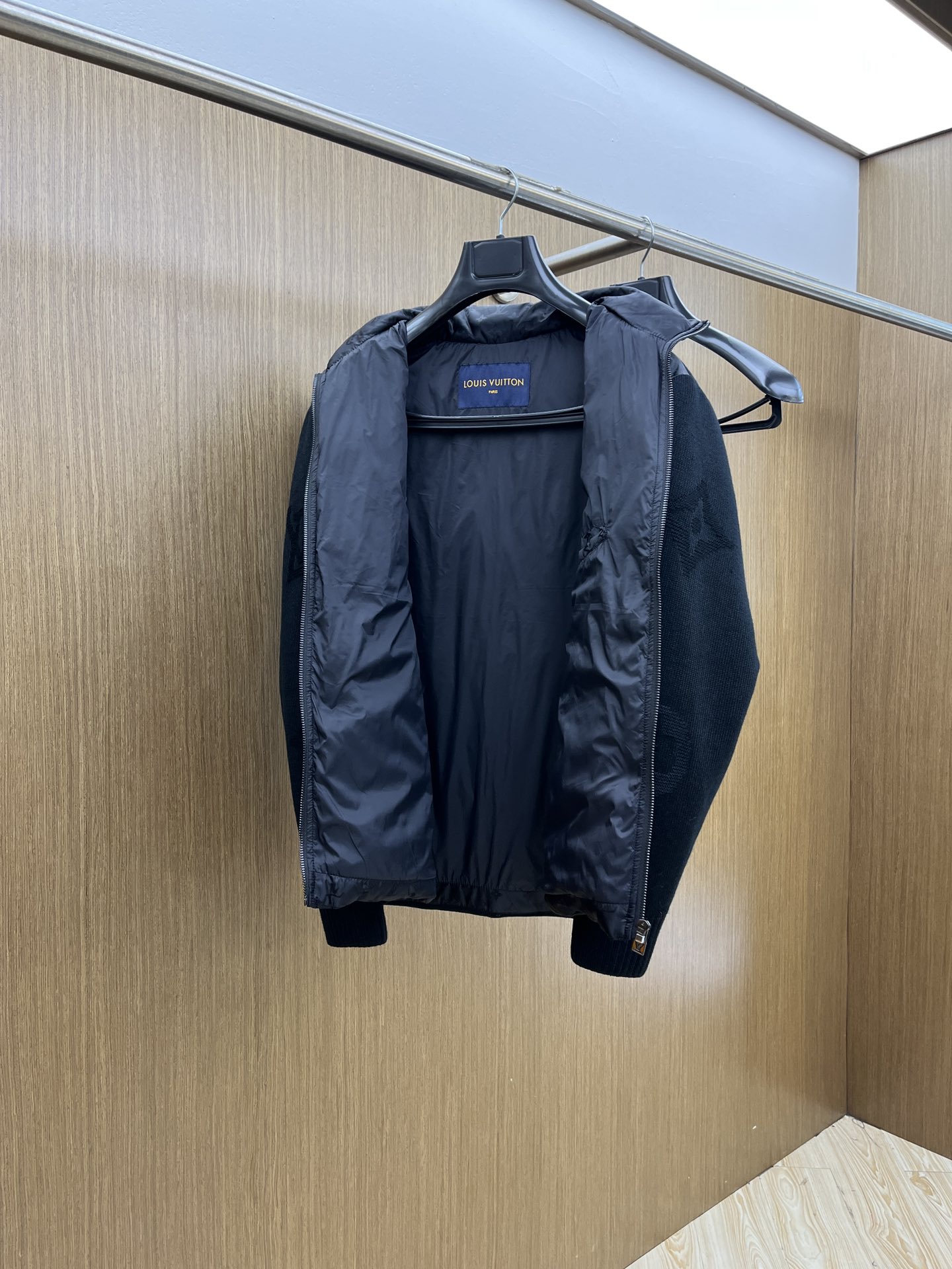 秋冬羽绒 Lv 🔥🔥ss秋冬最新时尚秋冬连帽（帽子可拆）羽绒服。 针织拼接时尚前卫 经典设计感与颜值爆棚