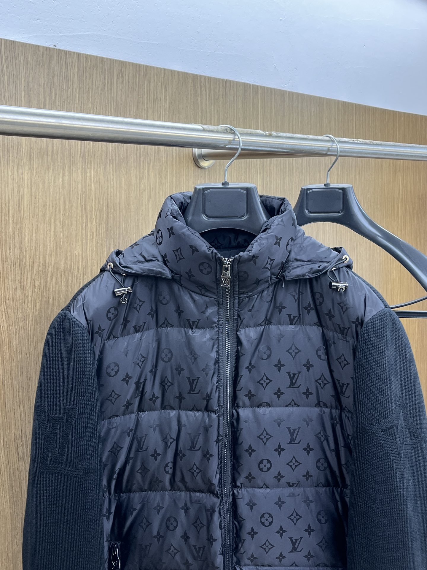 秋冬羽绒 Lv 🔥🔥ss秋冬最新时尚秋冬连帽（帽子可拆）羽绒服。 针织拼接时尚前卫 经典设计感与颜值爆棚