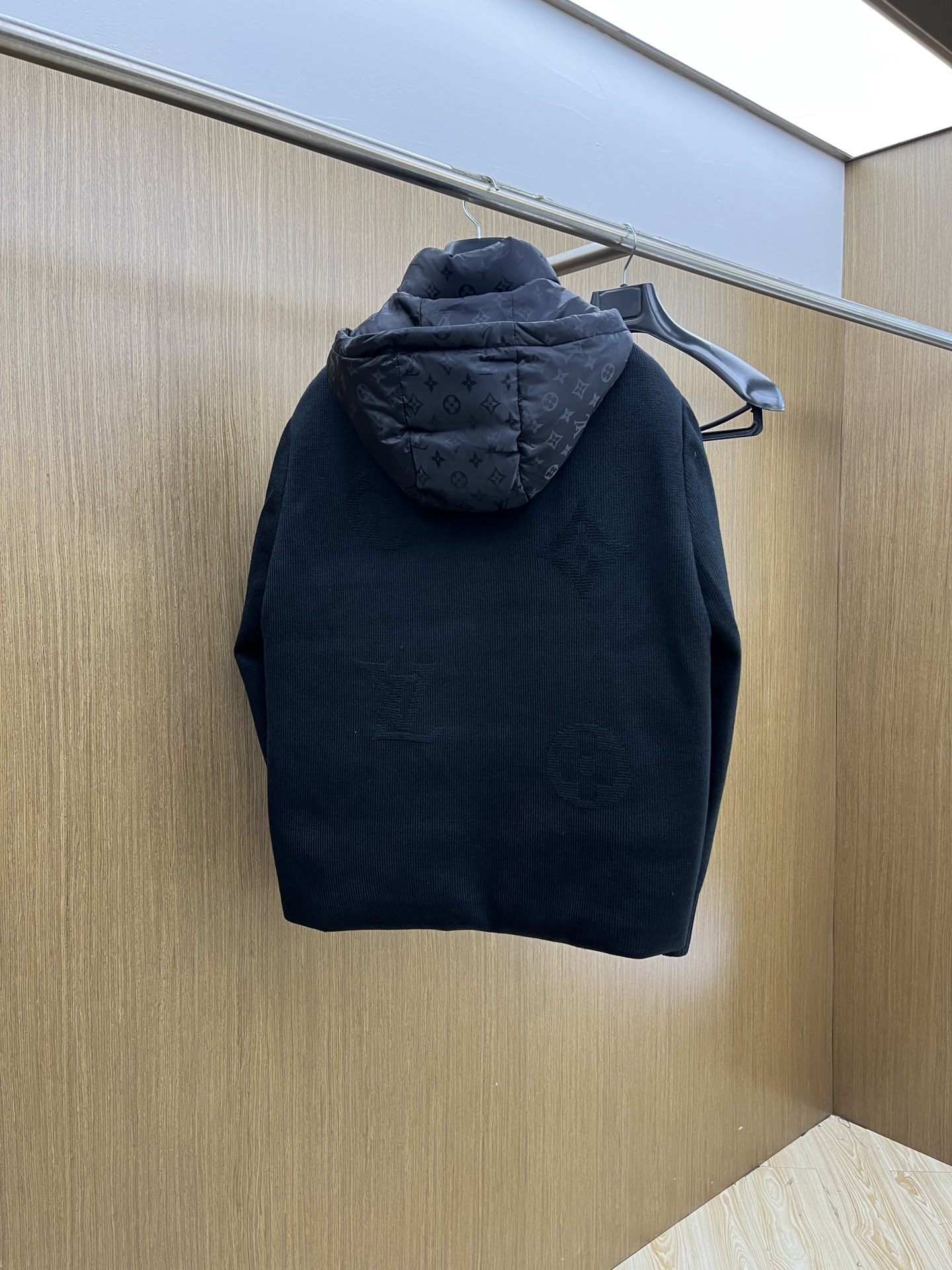秋冬羽绒 Lv 🔥🔥ss秋冬最新时尚秋冬连帽（帽子可拆）羽绒服。 针织拼接时尚前卫 经典设计感与颜值爆棚