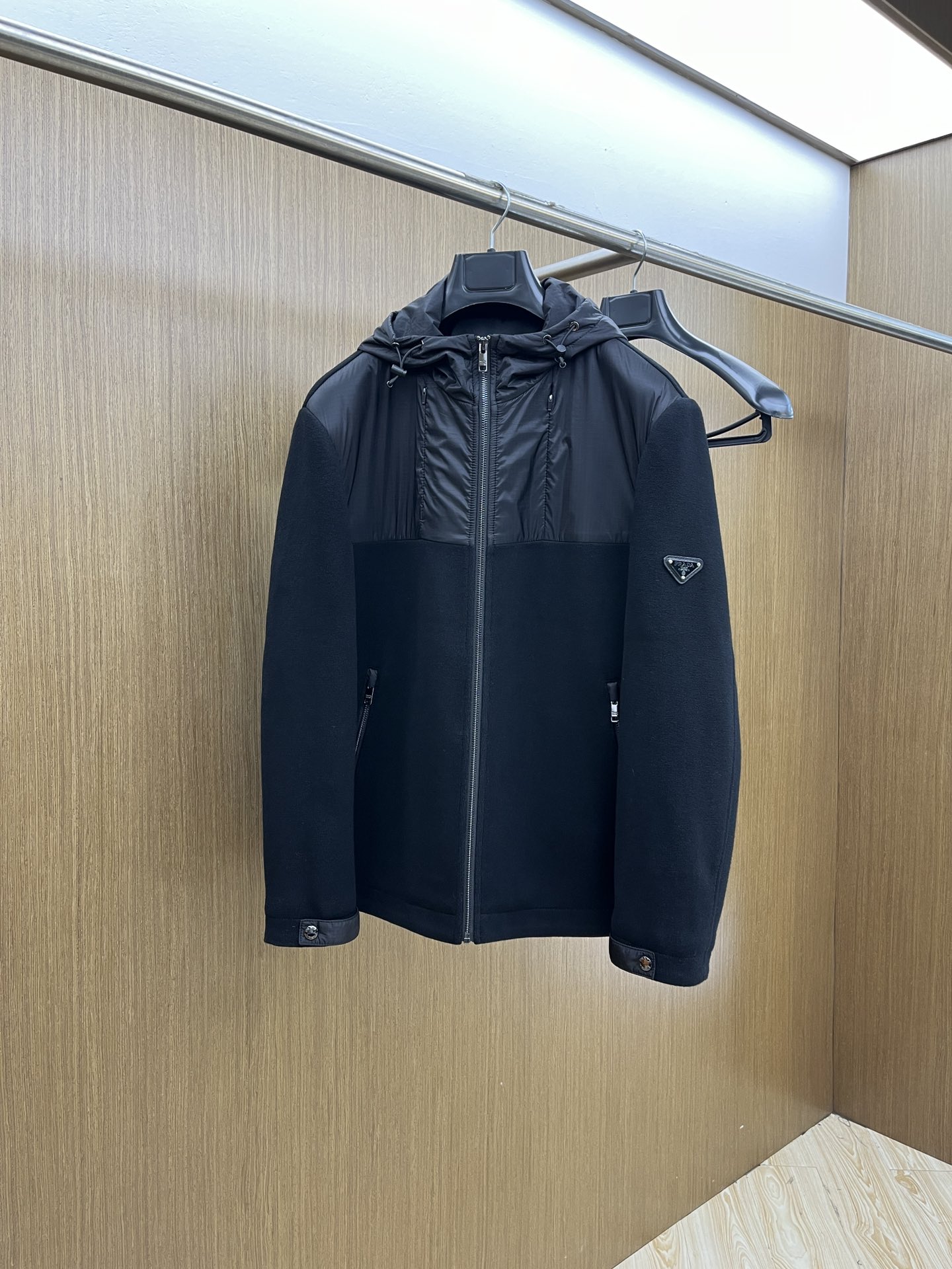 NO:527913,Autumn and Winter PD 35 early autumn new fashionable hooded knitted jacket, wool knitted splicing, low-key luxury, classic brand triangle logo and superb combination, quality, and unscrupulous quality. You can buy it directly, fsh can’t be mistaken for high-end products!  The upper body effect is better. It has both fashion and functionality. The code number is 48-56, Jackets & coats,hats,alexander wang19860909秋冬 PD 35早秋新款时尚连帽针织夹克,羊毛针织拼接 低调奢华、经典品牌三角标志与颜值爆棚的搭配、品质更是无法挑剔 品控可以直接入手,fsh不容过错的高端臻品！上身效果更佳.时尚与功能性兼备.码数48-56,,jackets & coats,hats,alexander wang,Men's clothing