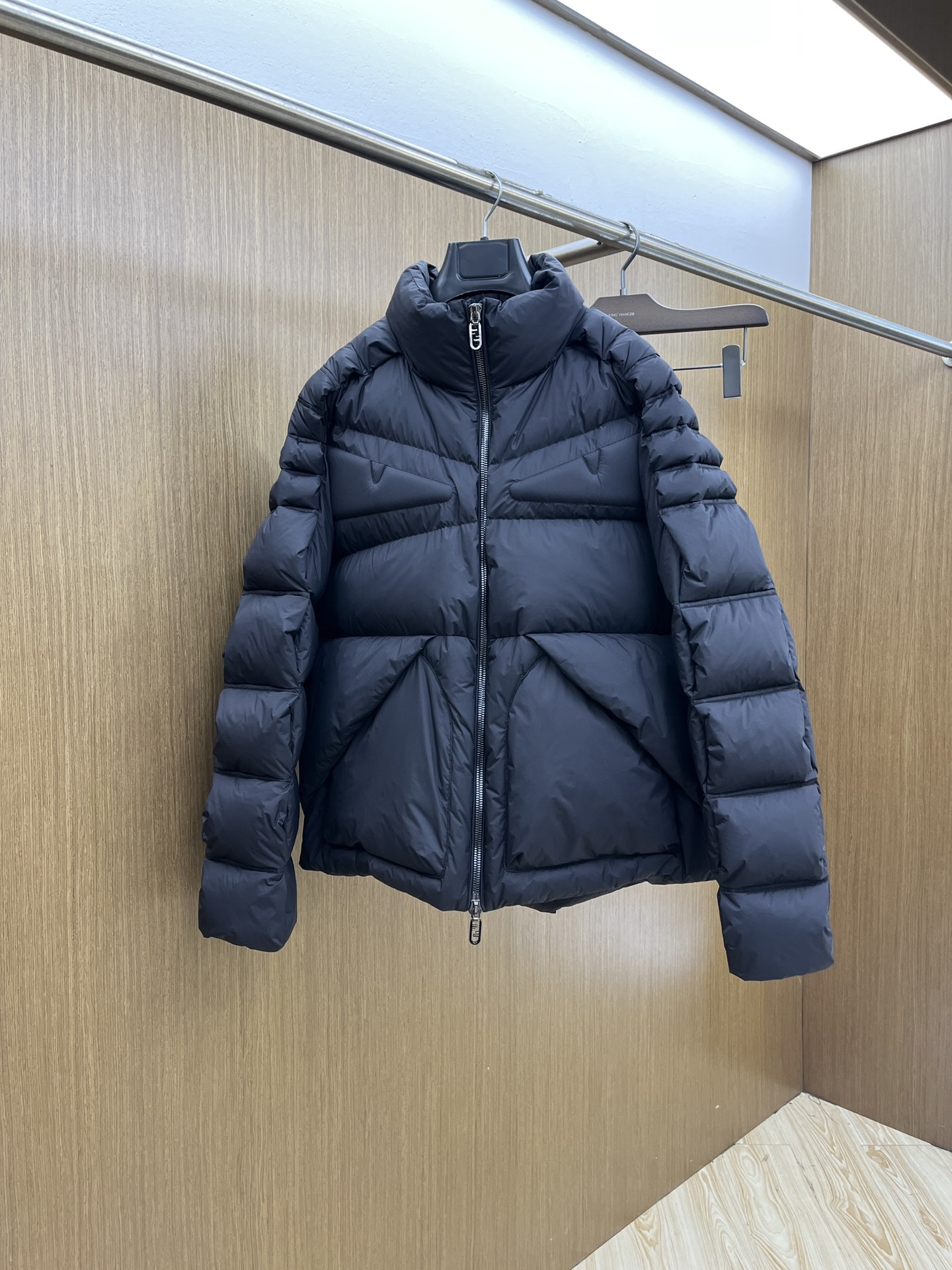 NO:527908,Autumn and Winter Down FD 35 men's fashionable down jacket for autumn and winter. Light luxury and fashionable casual style, lightweight, warm and soft!  The low-key series is fashionable and versatile, and it is stylish!  Hong Kong trade orders, super grass-planting single item!  As a brand that everyone should look up to, they have no suspense in their control over the supply. The very cool, light and flowing hooded down jacket has a more charming logo badge; a small stand-alone collar design, functional slanted pockets on both sides, and a very textured original paint original buckle, which easily demonstrates the brand recognition and super specifications and performance. The upper body is absolutely eye-catching!  !  !  The overall material is also super capable!  Made of imported Italian fabrics, with a high-end touch of a century-old brand. The inner velvet content is 90 white goose down, 10 feathers, the body is full of horizontal quilt, full of full fluff, very good elasticity, and the outer nylon fabric. If you have any questions, it can be detached and inspected, the filling amount is extremely high, the style is perfect, fashionable and not bloated, interpreting the series' simple aesthetic style, the upper body effect is light and warm, and the cold effect is full!! A high-street luxury item with appearance and performance is absolutely super heavyweight that explodes the street. Number of codes M L XL 2XL 3XL, down jacket, hats, alexander wang19860909秋冬羽绒 FD 35秋冬男士时尚羽绒服 轻奢时尚休闲风格,轻盈保暖柔软！低调系列时尚百搭,就是有型！香港贸易订单款,超级种草的神仙单品！作为大家都要仰视的品牌,他们对货源的把控也毫无悬念的严格,非常酷炫轻盈飘逸的连帽羽绒服 更具魅力感Logo徽章；小立领设计,两侧功能性斜插的口袋,很有质感的原漆原版四合扣,轻松的彰显品牌辨识度跟超强规格性能,上身绝对超级惹眼！！！整体的材质也是超级能打！采用意大利进口面料打造,具有百年品牌的高端触感 内里绒子含量90白鹅绒打造,10羽毛,满身横线绗缝充绒饱满,蓬松感十足回弹性特别好,外层锦纶面料.如有疑问,可拆开检验,充绒量极高,版型完美,时尚不臃肿,演绎系列的简约美学风格,fsh上身效果轻盈保暖,御寒效果满分! !一款颜值跟性能同步在线的高街奢物,绝对炸街的超级重磅 码数M L XL 2XL 3XL,,down jacket,hats,alexander wang,Men's clothing