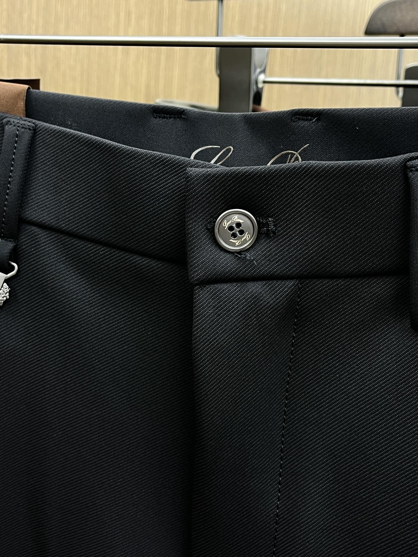 秋冬 lP🆕🔥🔥秋冬新品休闲西裤 官网同步发售，裤身工艺设计，进口客供辅料、面料定制，代工厂出品免检！每