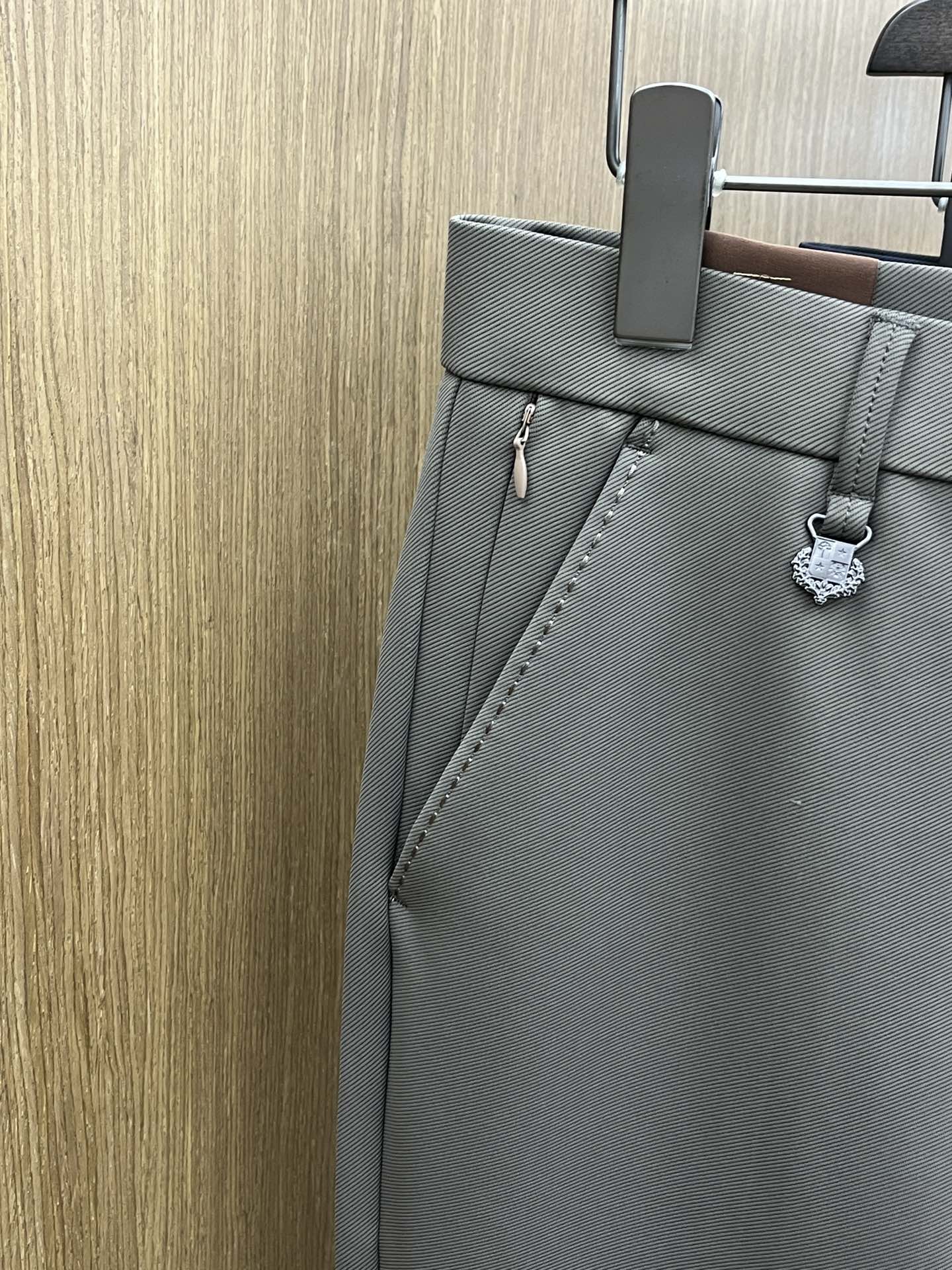 秋冬 lP🆕🔥🔥秋冬新品休闲西裤 官网同步发售，裤身工艺设计，进口客供辅料、面料定制，代工厂出品免检！每