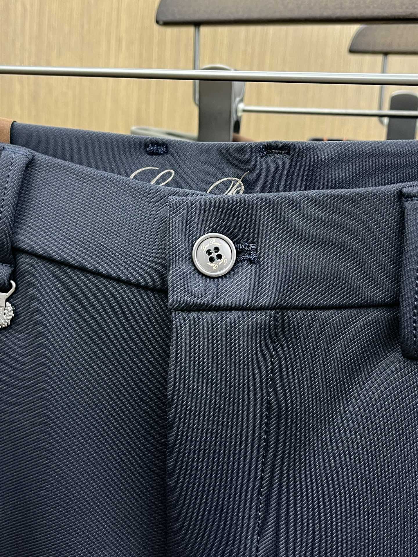 秋冬 lP🆕🔥🔥秋冬新品休闲西裤 官网同步发售，裤身工艺设计，进口客供辅料、面料定制，代工厂出品免检！每