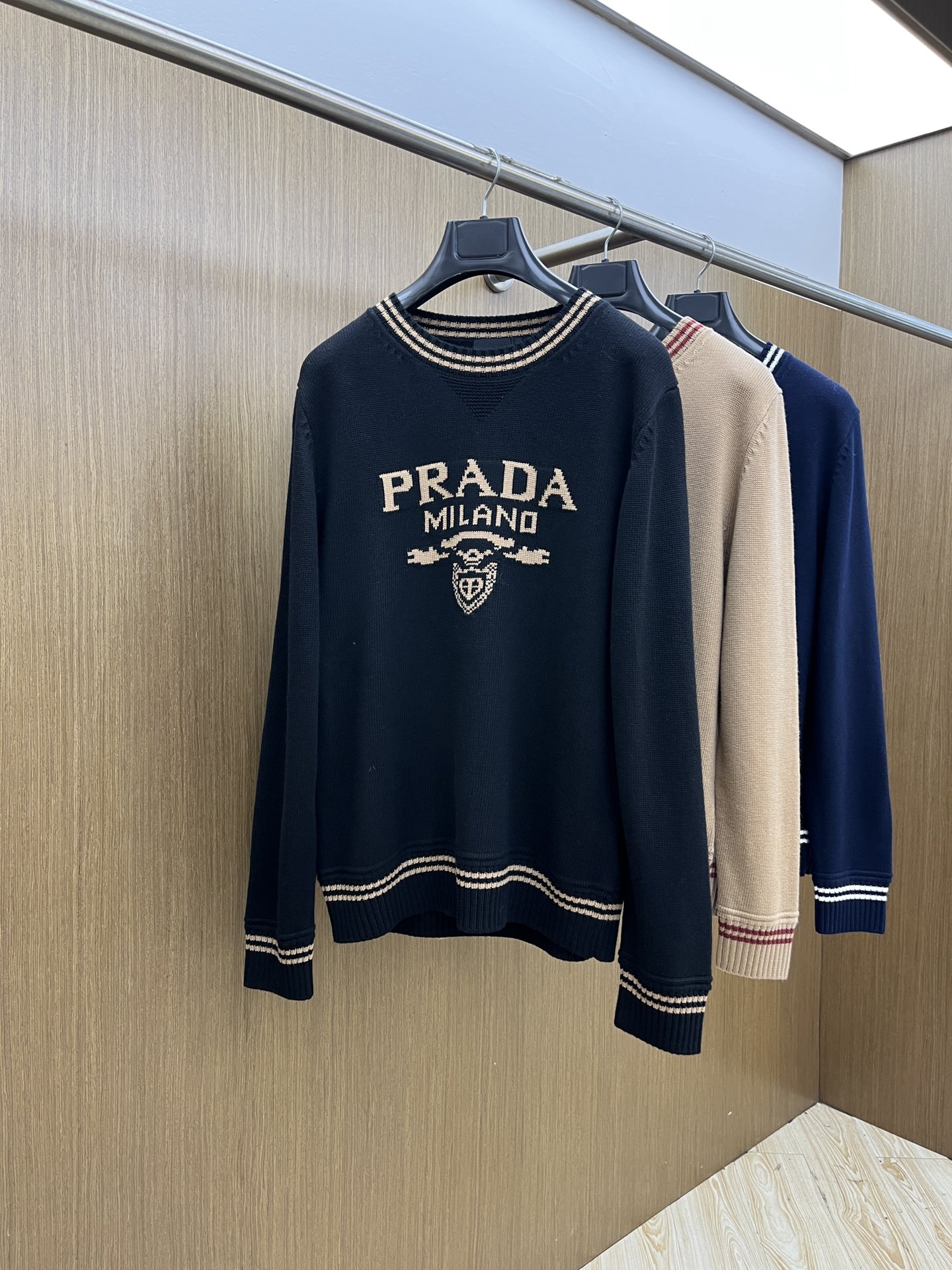 NO:523556,Autumn and Winter PD 1955SS Autumn and Winter New Striped Contrast Collar Round Neck Knitted Sweater, conveying elegant charm with seasonal tones, making it a good choice for daily matching. WT chest jacquard implicitly marks the brand identity, fine workmanship, fashionable and atmospheric, and comfortable skin. Size S-XXL,,sweaters,alexander wang19860909秋冬 PD 1955SS秋冬新款条纹撞色领圆领针织毛衣,以当季色调传递典雅韵味,成就日常搭配佳选.wt胸前提花含蓄标注品牌身份、做工精细、时尚大气、贴肤舒适.尺码S-XXL,,sweaters,alexander wang,Men's clothing