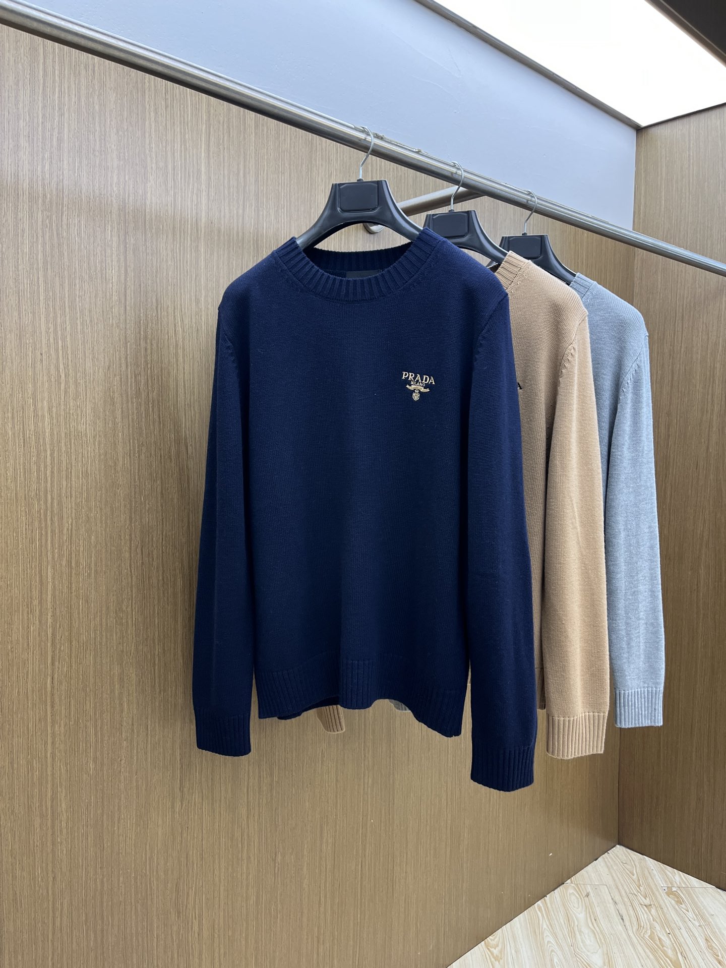 NO:523558,Autumn and Winter PD FW autumn and Winter new ribbed knitted pullover round neck sweater, the neckline is round neck design, matched with jacquard pattern logo, low-key luxury and timeless, the same style is on sale, the whole dress uses 16-needle pit knitting technology, wool blended yarn, soft and comfortable, this dress is casual and versatile, wt upper body makes it look slim, strongly recommended, both men and women can control Size M-2xl,,sweaters,alexander wang19860909秋冬 PD FW秋冬新款罗纹针织套头圆领毛衣、领口采用圆领设计 搭配着提花图案Logo低调奢华永不过时 同款在售、整件衣服采用16针坑条针织工艺、羊毛混纺纱线 毛纱柔软舒适、此款衣服随意百搭 wt上身显瘦 强烈推荐 男女均可驾驭 尺码M-2xl,,sweaters,alexander wang,Men's clothing