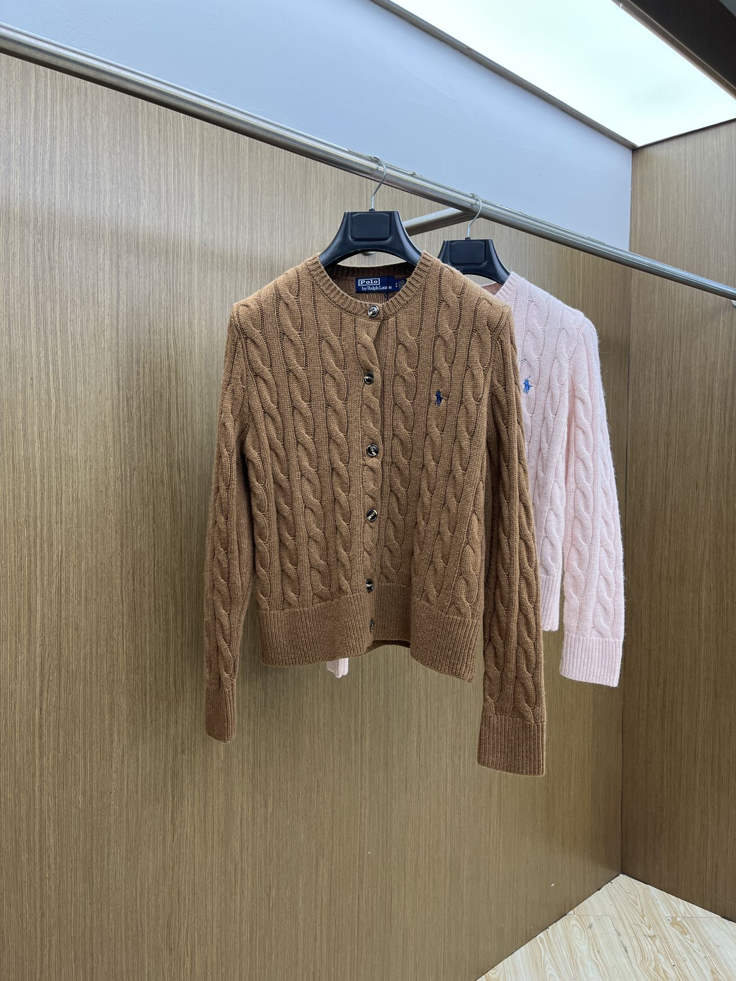 NO:523560,LOW WINTER PL RALPH LAUREN CRACKET PONY PATTERN pattern embroidered cardigan, women’s style, a dazzling design, unconsciously attracted by the eyes, the style is a basic classic retro cable cardigan, using imported woven, woven three-dimensional cable, concave and convex three-dimensional, visible texture texture, wt texture full mark~ Size S-M-L, complete three-standard, loro piana, alexander wang19860909秋冬女款 PL RALPH LAUREN 绞花小马图案刺绣开衫,女款 让人眼前一亮的设计,目光不自觉地被吸引,版型是一个基础的经典复古绞花款开衫,采用进口机织,织造立体绞花,凹凸立体,肉眼可见的纹理质感,wt质感满分～ 尺码S-M-L 三标齐全,,loro piana,alexander wang,Men's clothing