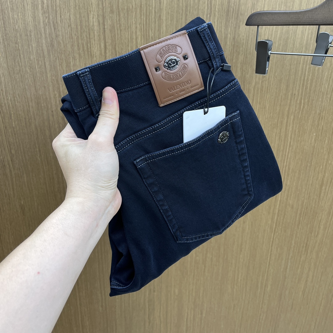 NO:541324,Autumn and Winter VLTN 1954 new casual jeans are available simultaneously on the official website, trouser body craft design, imported customer-supplied auxiliary materials, fabric customization, and OEM products are free of inspection!  Every detail is the ultimate, the original hardware accessories are trendy and stylish, and they are a must-have item for trendy people!  Original single production of fh12!  Number of codes 29-38 None 35.37, jeans,alexander wang19860909秋冬 VLTN 1954秋冬新品休闲牛仔裤 官网同步发售,裤身工艺设计,进口客供辅料、面料定制,代工厂出品免检！每个细节做到极致,原版五金配件,潮范十足、上身有型帅气,潮人必备单品！ fh12原单出品！ 码数29-38无35.37,,jeans,alexander wang,Men's clothing