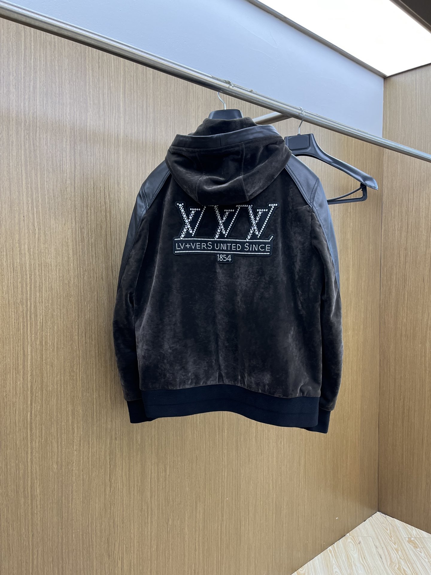 秋冬 LV 🔥🔥官网新款连帽款、绒面拼接小羊皮夹克。以轻盈的羊身搭配柔软的羊袖，缔造隽永时尚的转季衣物。