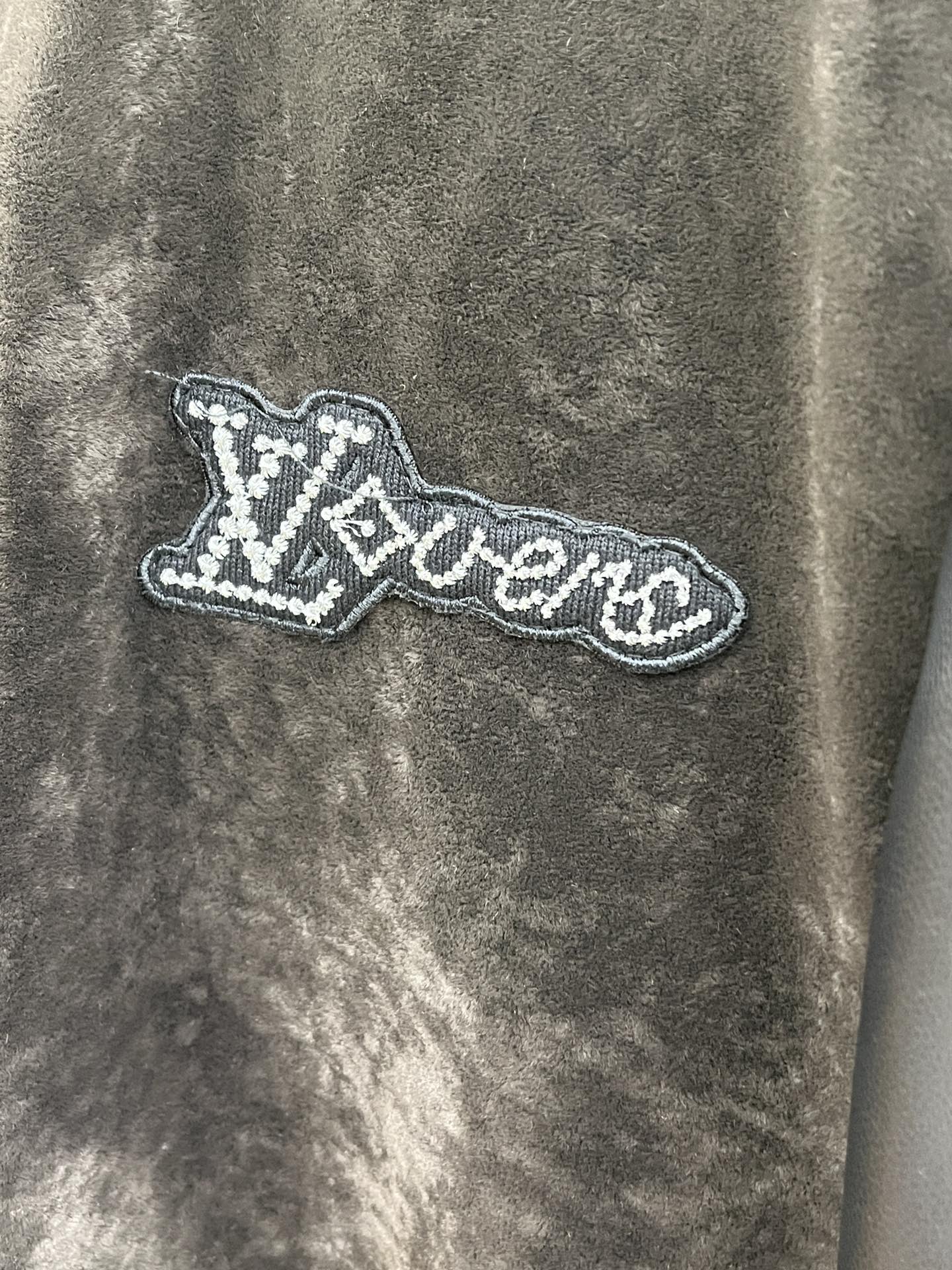 秋冬 LV 🔥🔥官网新款连帽款、绒面拼接小羊皮夹克。以轻盈的羊身搭配柔软的羊袖，缔造隽永时尚的转季衣物。