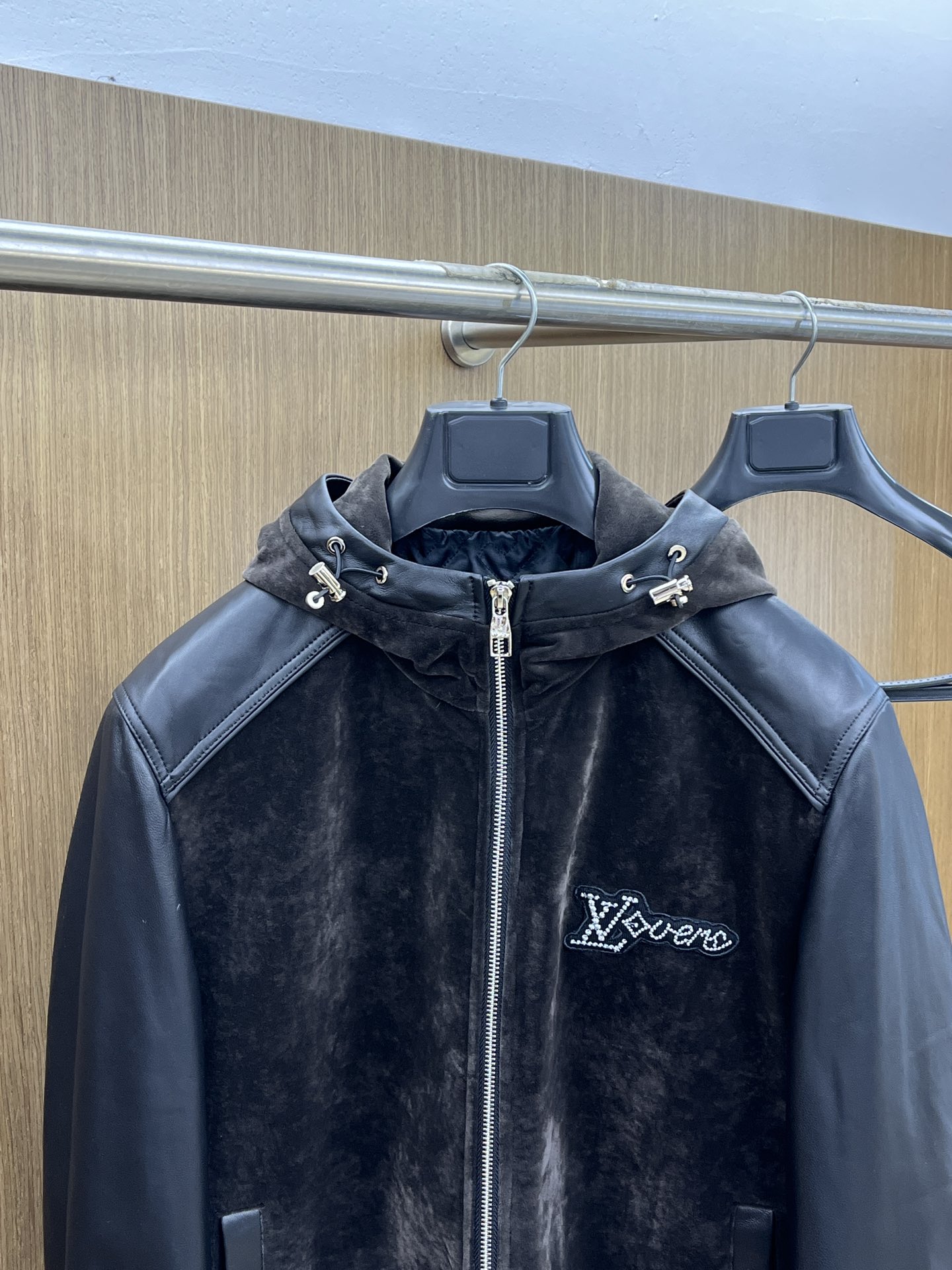秋冬 LV 🔥🔥官网新款连帽款、绒面拼接小羊皮夹克。以轻盈的羊身搭配柔软的羊袖，缔造隽永时尚的转季衣物。