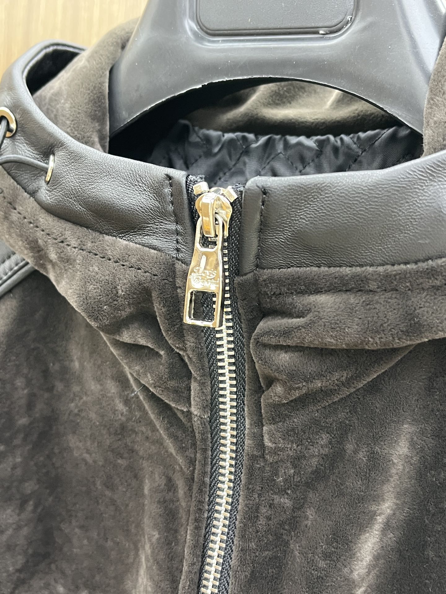 秋冬 LV 🔥🔥官网新款连帽款、绒面拼接小羊皮夹克。以轻盈的羊身搭配柔软的羊袖，缔造隽永时尚的转季衣物。