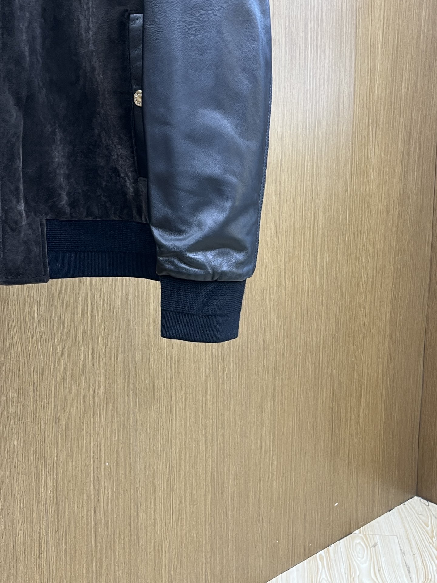 秋冬 LV 🔥🔥官网新款连帽款、绒面拼接小羊皮夹克。以轻盈的羊身搭配柔软的羊袖，缔造隽永时尚的转季衣物。