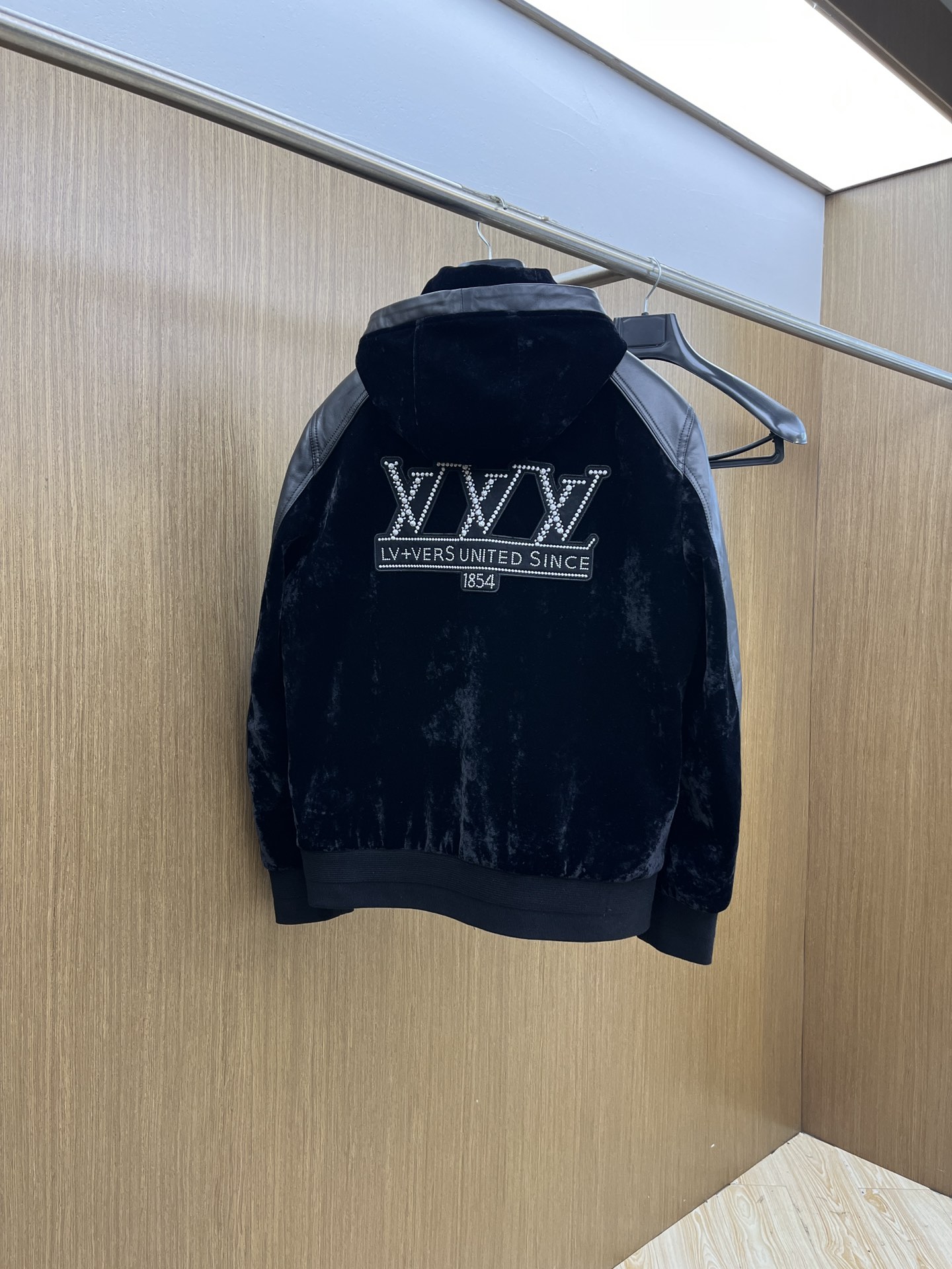 秋冬 LV 🔥🔥官网新款连帽款、绒面拼接小羊皮夹克。以轻盈的羊身搭配柔软的羊袖，缔造隽永时尚的转季衣物。