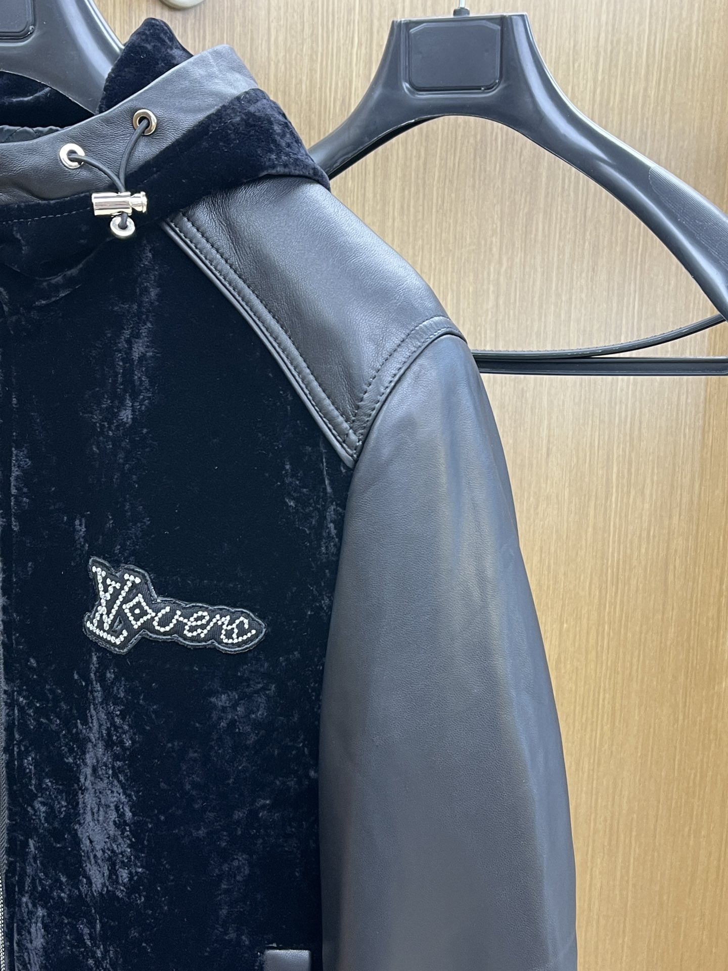 秋冬 LV 🔥🔥官网新款连帽款、绒面拼接小羊皮夹克。以轻盈的羊身搭配柔软的羊袖，缔造隽永时尚的转季衣物。