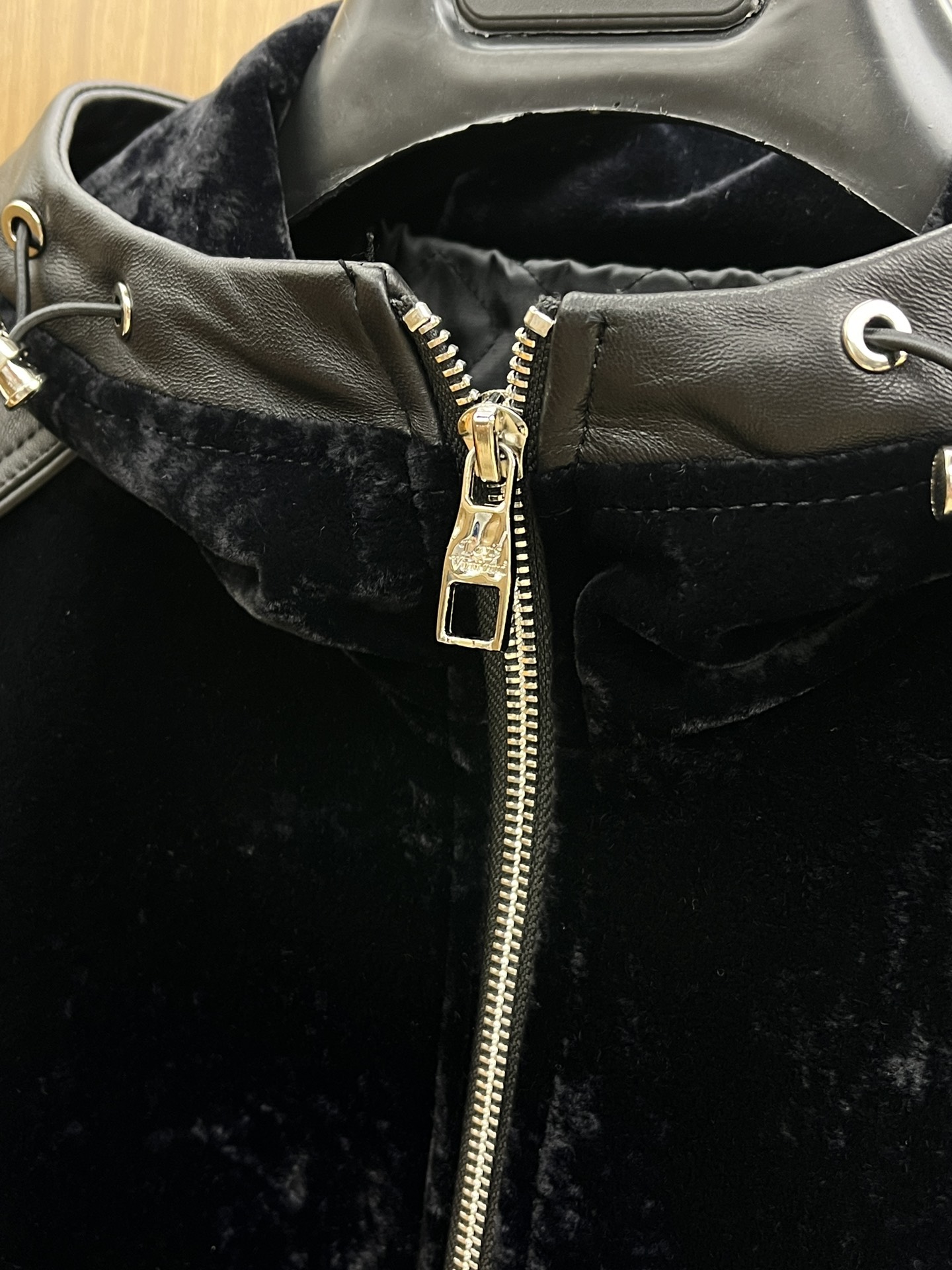 秋冬 LV 🔥🔥官网新款连帽款、绒面拼接小羊皮夹克。以轻盈的羊身搭配柔软的羊袖，缔造隽永时尚的转季衣物。
