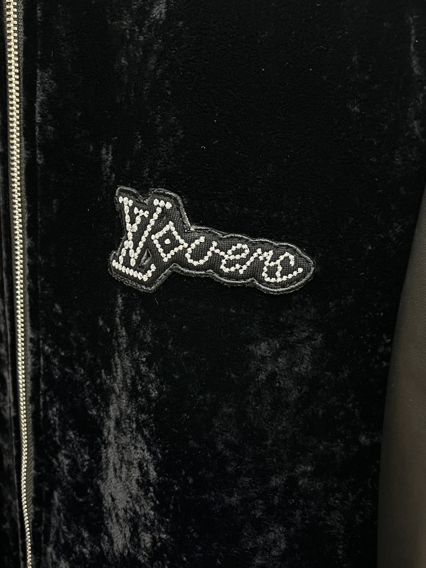 秋冬 LV 🔥🔥官网新款连帽款、绒面拼接小羊皮夹克。以轻盈的羊身搭配柔软的羊袖，缔造隽永时尚的转季衣物。