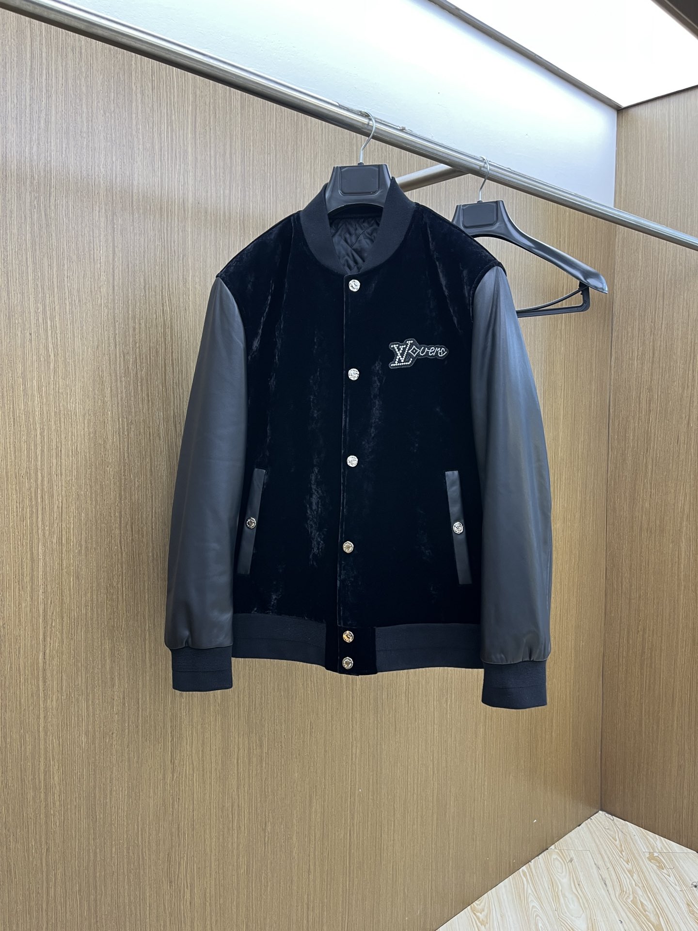 NO:571200,Autumn and winter Lv official website new baseball jersey, suede spliced ​​lambskin. This black color has a light sheep body with soft sheep sleeves, creating a timeless and fashionable seasonal clothing. The placket has a press-button button, a clever logo pattern on the chest, and fsh is paired with sheepskin embellishment details on the outer edge of the pocket. It is a must-have fashion item to match any look. Sizes 48-56, louis vuitton, sheepskin, alexander wang19860909秋冬 Lv 官网新款棒球服、绒面拼接小羊皮 这款黑色以轻盈的羊身搭配柔软的羊袖,缔造隽永时尚的转季衣物.门襟压扣钉扣,胸前巧妙点缀的logo图案,fsh在口袋外缘搭配羊皮点缀细节.是搭配任何造型的必备时尚单品. 尺码48-56,,louis vuitton,sheepskin,alexander wang,Men's clothing