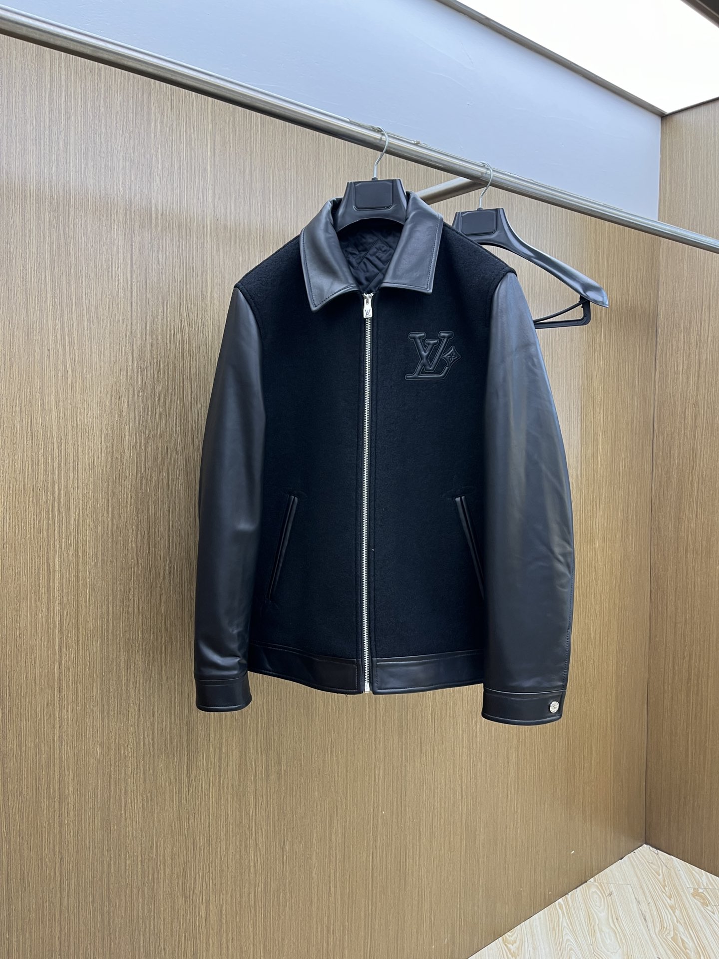 NO:571203,Autumn and winter LV official website new lapel style lambskin spliced leather jacket. This black color has a light sheep body with soft sheep sleeves, creating a timeless and fashionable seasonal clothing. The front of the placket is cleverly embellished with embossed and topstitched patterns, and fsh is also embroidered with low-key and unique floral pattern details on the outer edges of the pockets. It is a must-have fashion item to match any look. Sizes 48-56, louis vuitton, leather jacket, sheepskin, alexander  wang19860909秋冬 LV 官网新款翻领款小羊皮毛呢拼接皮衣 这款黑色以轻盈的羊身搭配柔软的羊袖,缔造隽永时尚的转季衣物.襟前以压花及明线巧妙点缀的图案,fsh在口袋外缘亦绣上低调别致的花卉图案细节,是搭配任何造型的必备时尚单品. 尺码48-56,,louis vuitton,leather jacket,sheepskin,alexander wang,Men's clothing