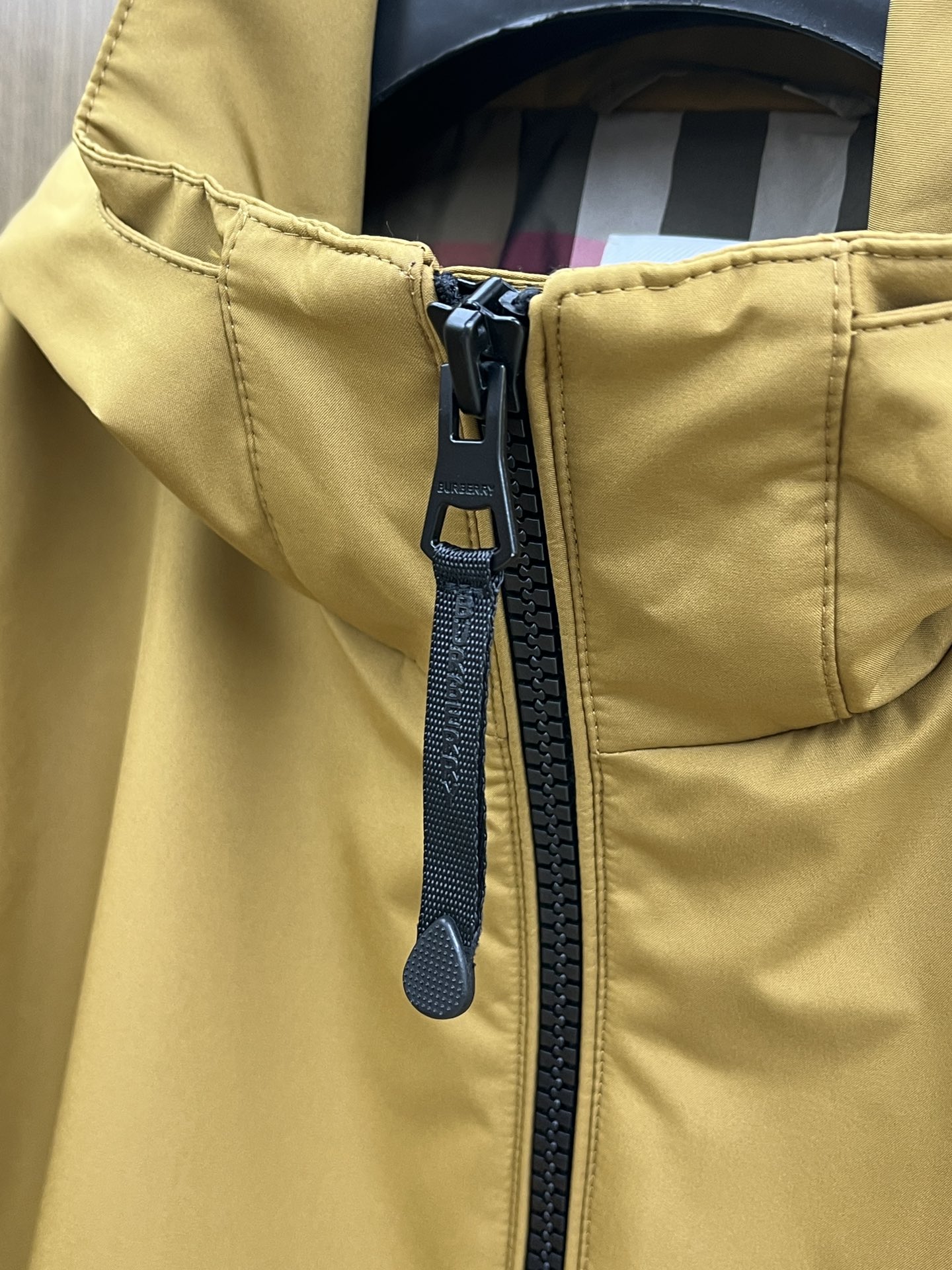 秋冬 BBR 🔥🔥ss早秋新款发布 巴宝莉连帽夹克外套，拼接面料秋季爆款夹薄棉夹克外套，字母logo印花