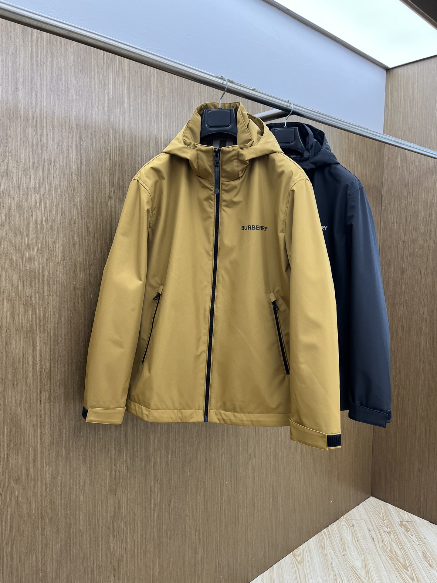 秋冬 BBR 🔥🔥ss早秋新款发布 巴宝莉连帽夹克外套，拼接面料秋季爆款夹薄棉夹克外套，字母logo印花