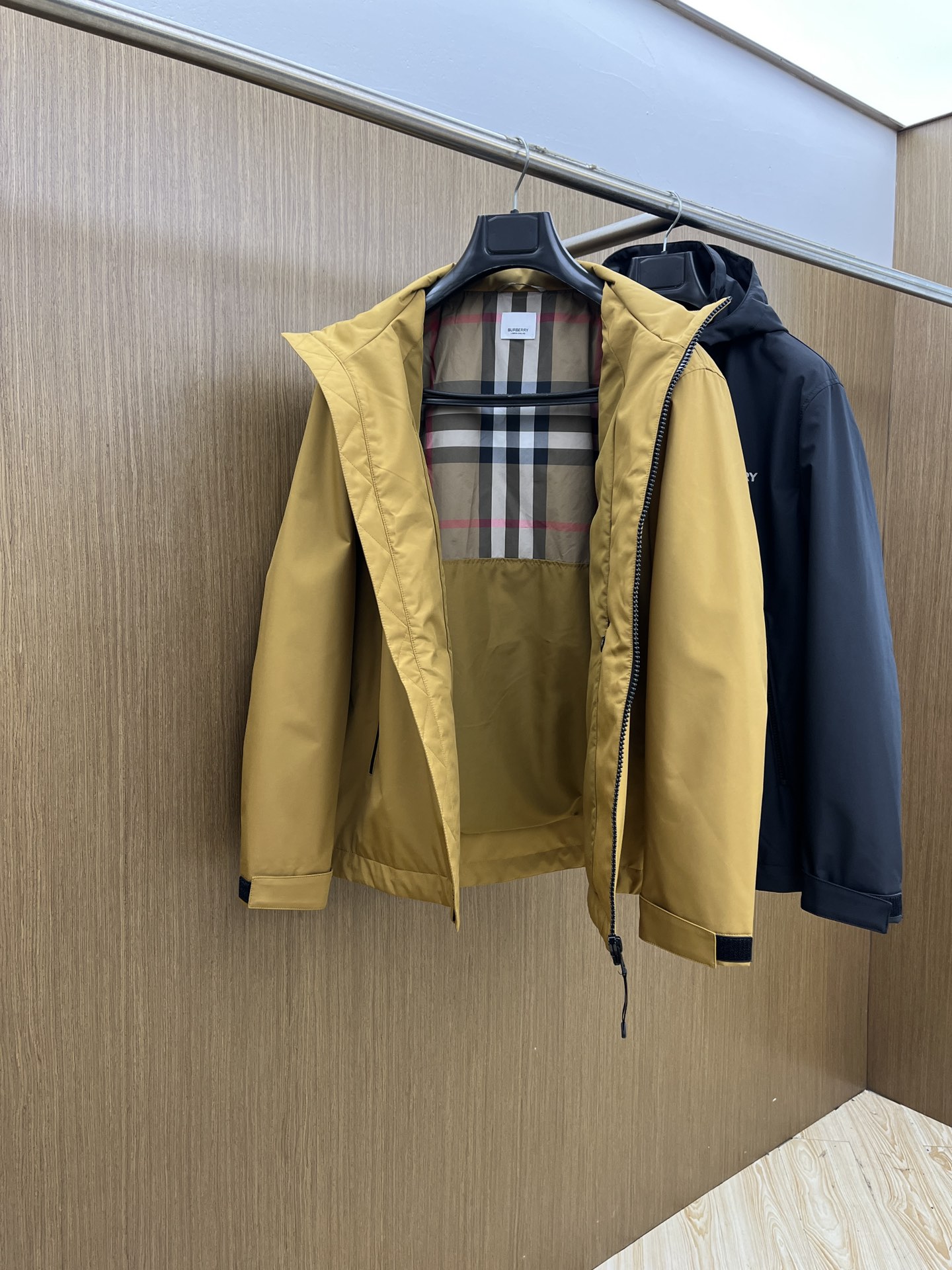 秋冬 BBR 🔥🔥ss早秋新款发布 巴宝莉连帽夹克外套，拼接面料秋季爆款夹薄棉夹克外套，字母logo印花