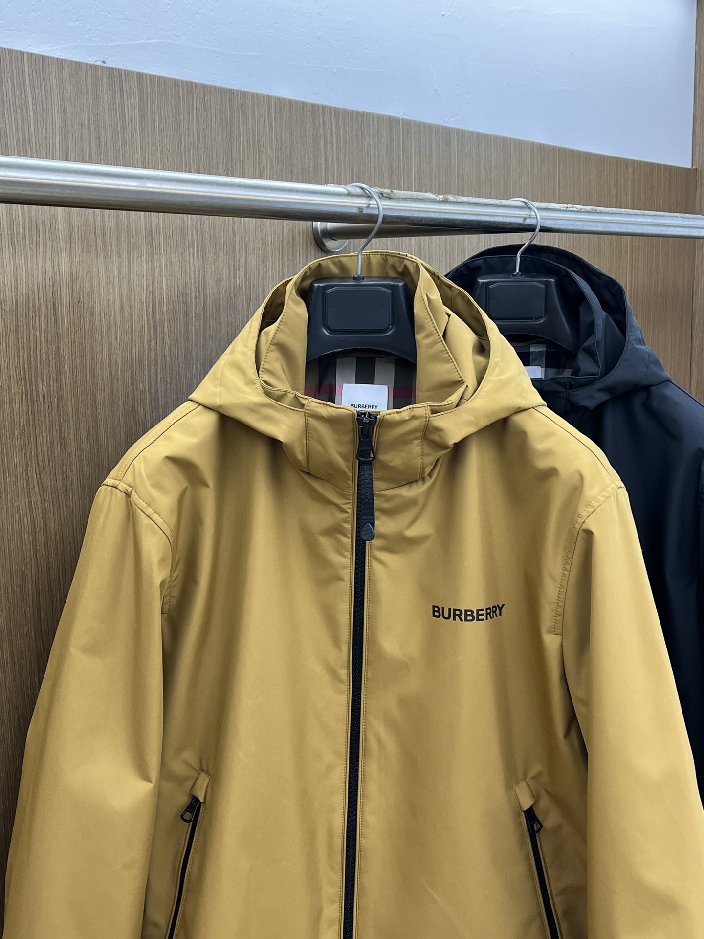 秋冬 BBR 🔥🔥ss早秋新款发布 巴宝莉连帽夹克外套，拼接面料秋季爆款夹薄棉夹克外套，字母logo印花