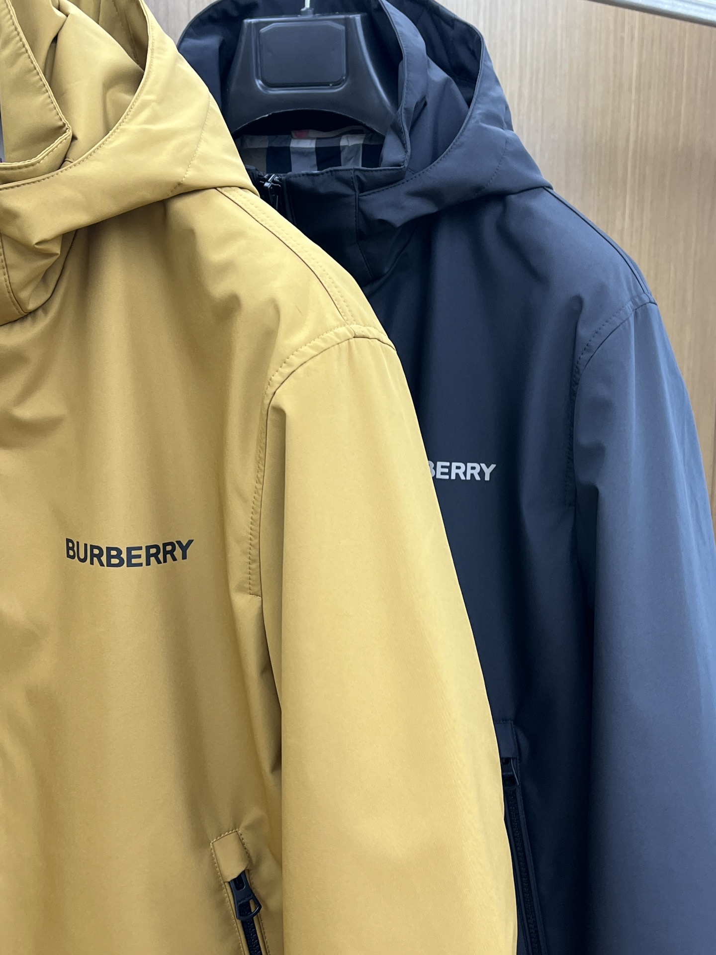 秋冬 BBR 🔥🔥ss早秋新款发布 巴宝莉连帽夹克外套，拼接面料秋季爆款夹薄棉夹克外套，字母logo印花