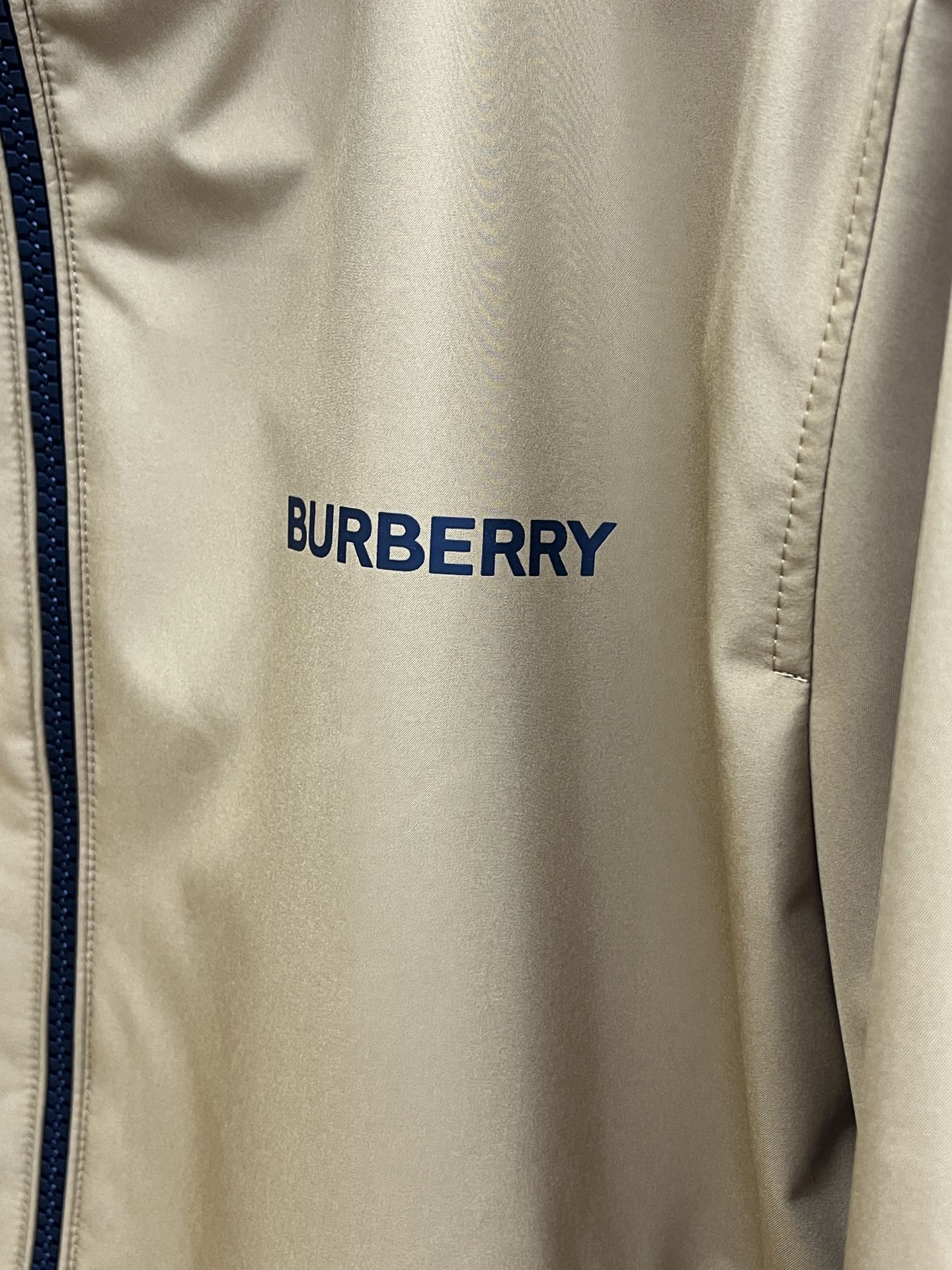 秋冬 BBR 🔥🔥ss早秋新款发布 巴宝莉连帽夹克外套，拼接面料秋季爆款夹薄棉夹克外套，字母logo印花