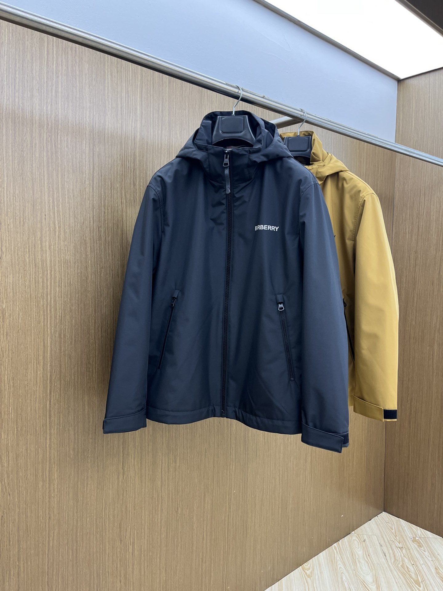 秋冬 BBR 🔥🔥ss早秋新款发布 巴宝莉连帽夹克外套，拼接面料秋季爆款夹薄棉夹克外套，字母logo印花