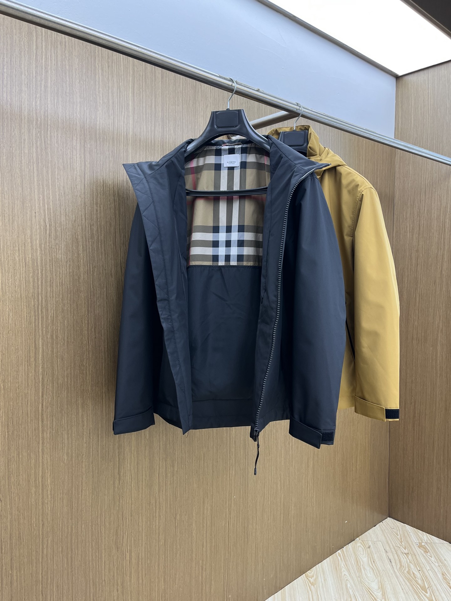 秋冬 BBR 🔥🔥ss早秋新款发布 巴宝莉连帽夹克外套，拼接面料秋季爆款夹薄棉夹克外套，字母logo印花