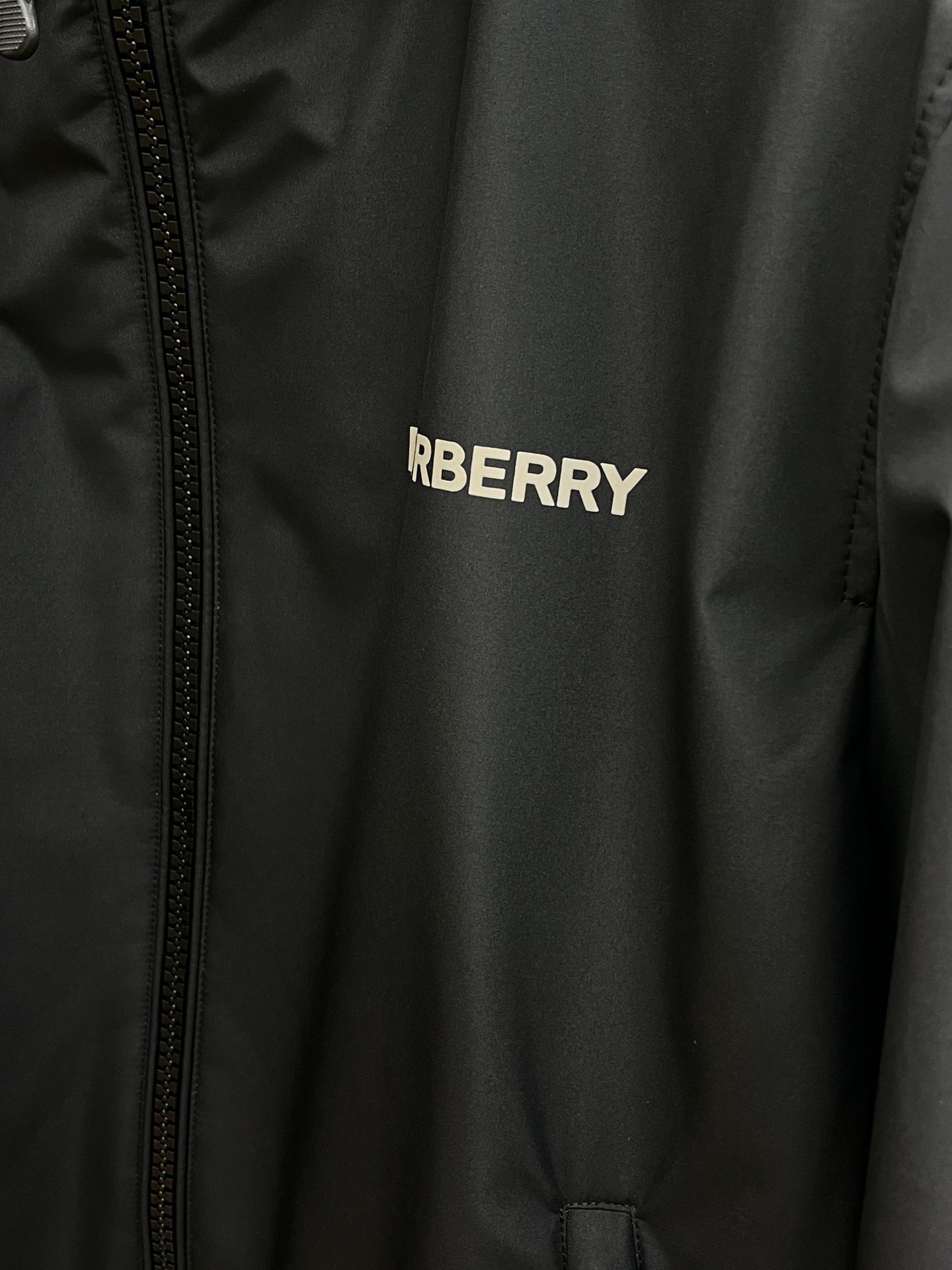 秋冬 BBR 🔥🔥ss早秋新款发布 巴宝莉连帽夹克外套，拼接面料秋季爆款夹薄棉夹克外套，字母logo印花