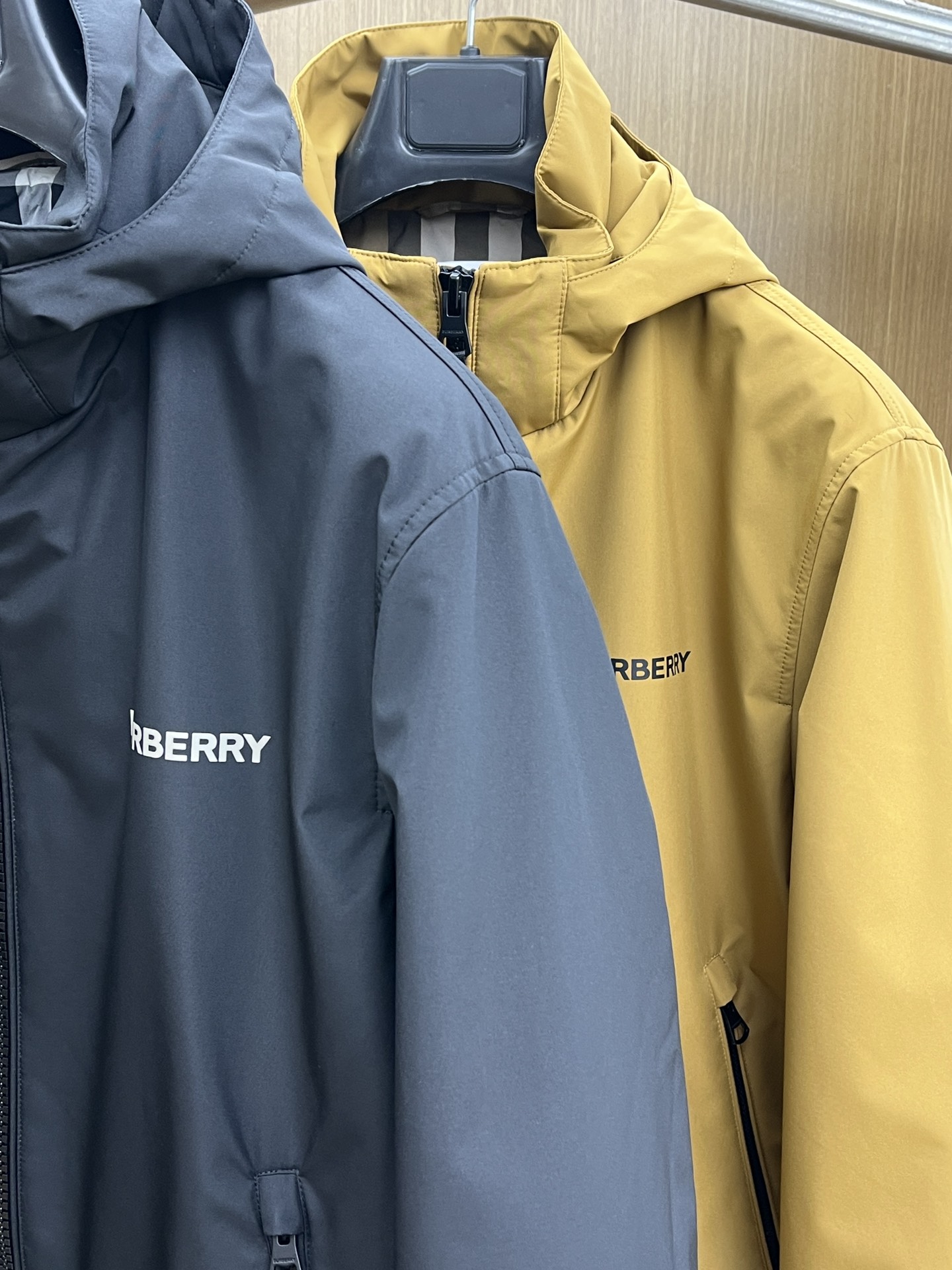 秋冬 BBR 🔥🔥ss早秋新款发布 巴宝莉连帽夹克外套，拼接面料秋季爆款夹薄棉夹克外套，字母logo印花