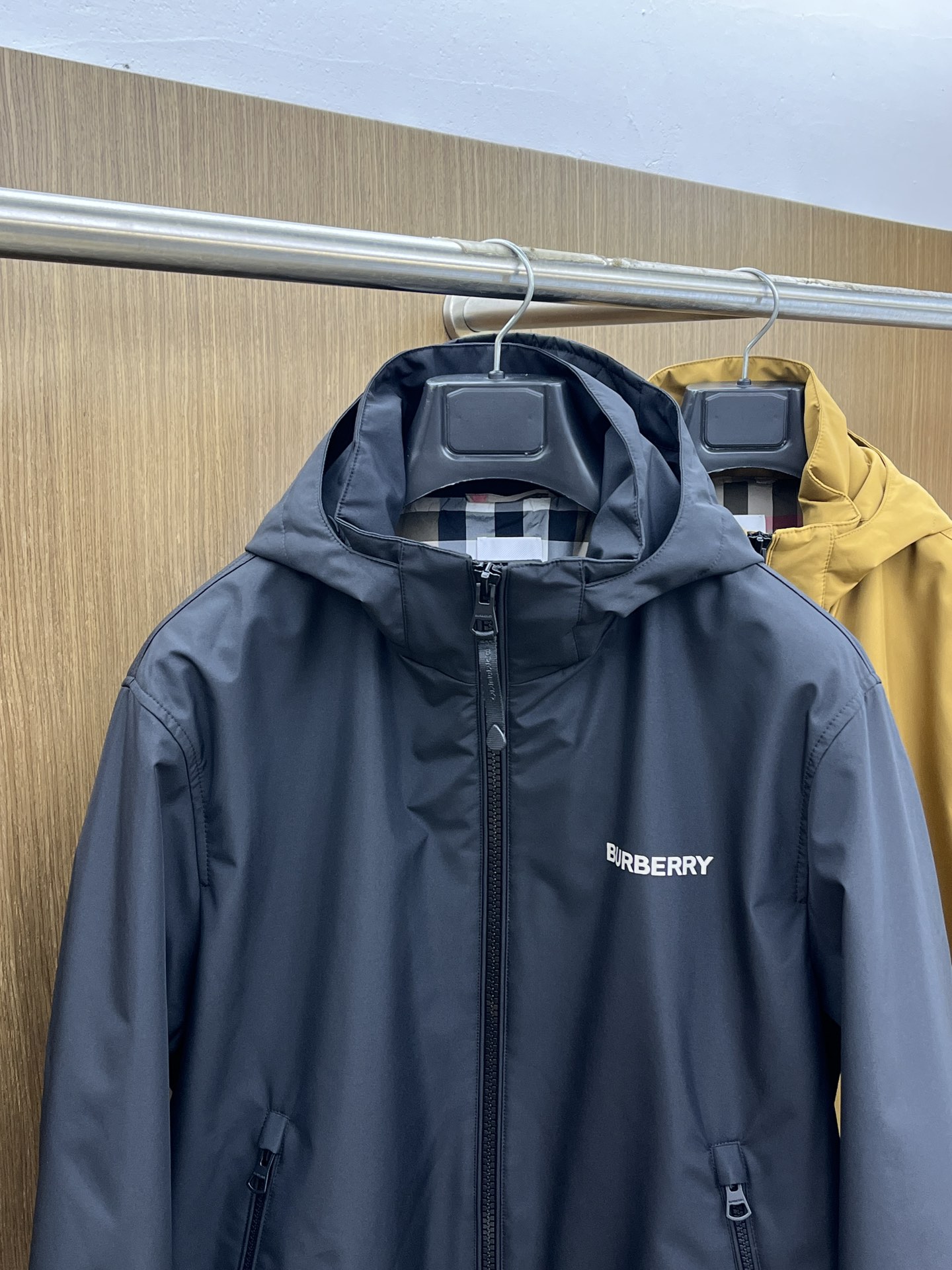 秋冬 BBR 🔥🔥ss早秋新款发布 巴宝莉连帽夹克外套，拼接面料秋季爆款夹薄棉夹克外套，字母logo印花