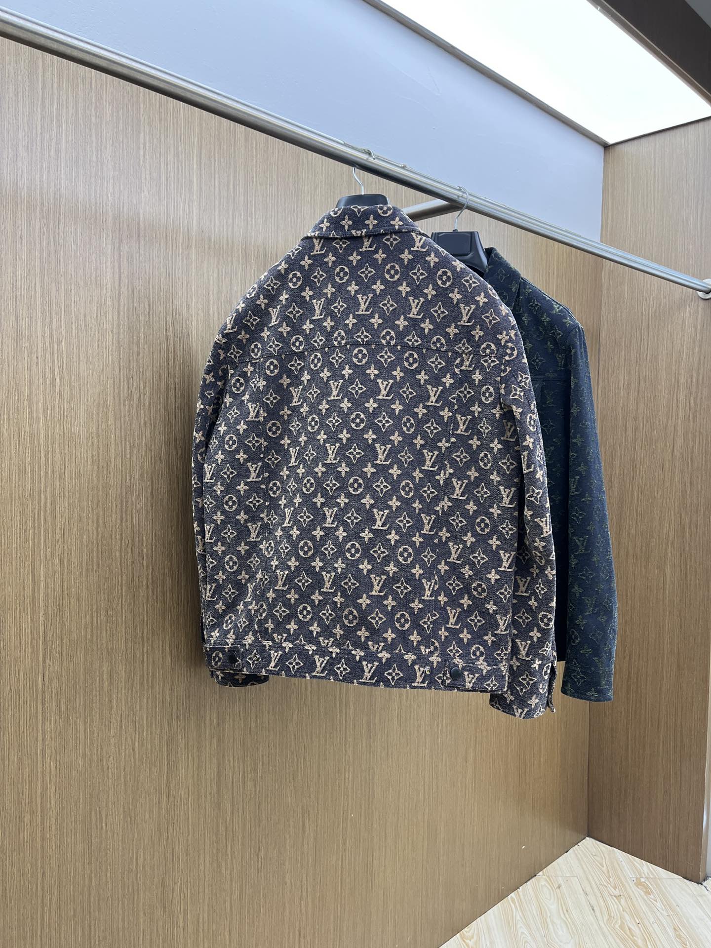 秋冬 LV 🔥🔥ss早秋新款发布驴牌翻领夹克外套，字母提花面料秋季爆款夹薄棉夹克外套，字母满印提花面料夹