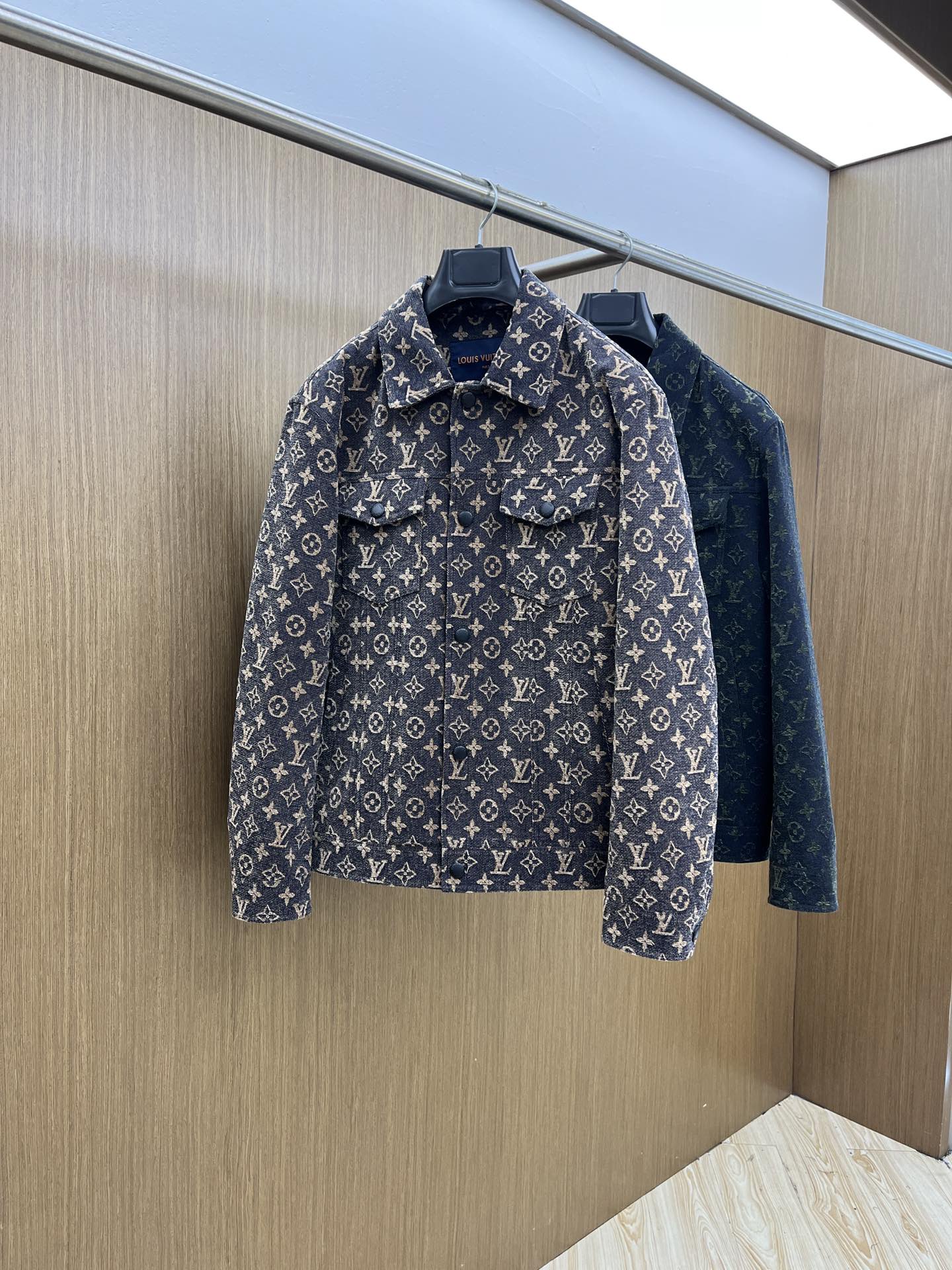 秋冬 LV 🔥🔥ss早秋新款发布驴牌翻领夹克外套，字母提花面料秋季爆款夹薄棉夹克外套，字母满印提花面料夹