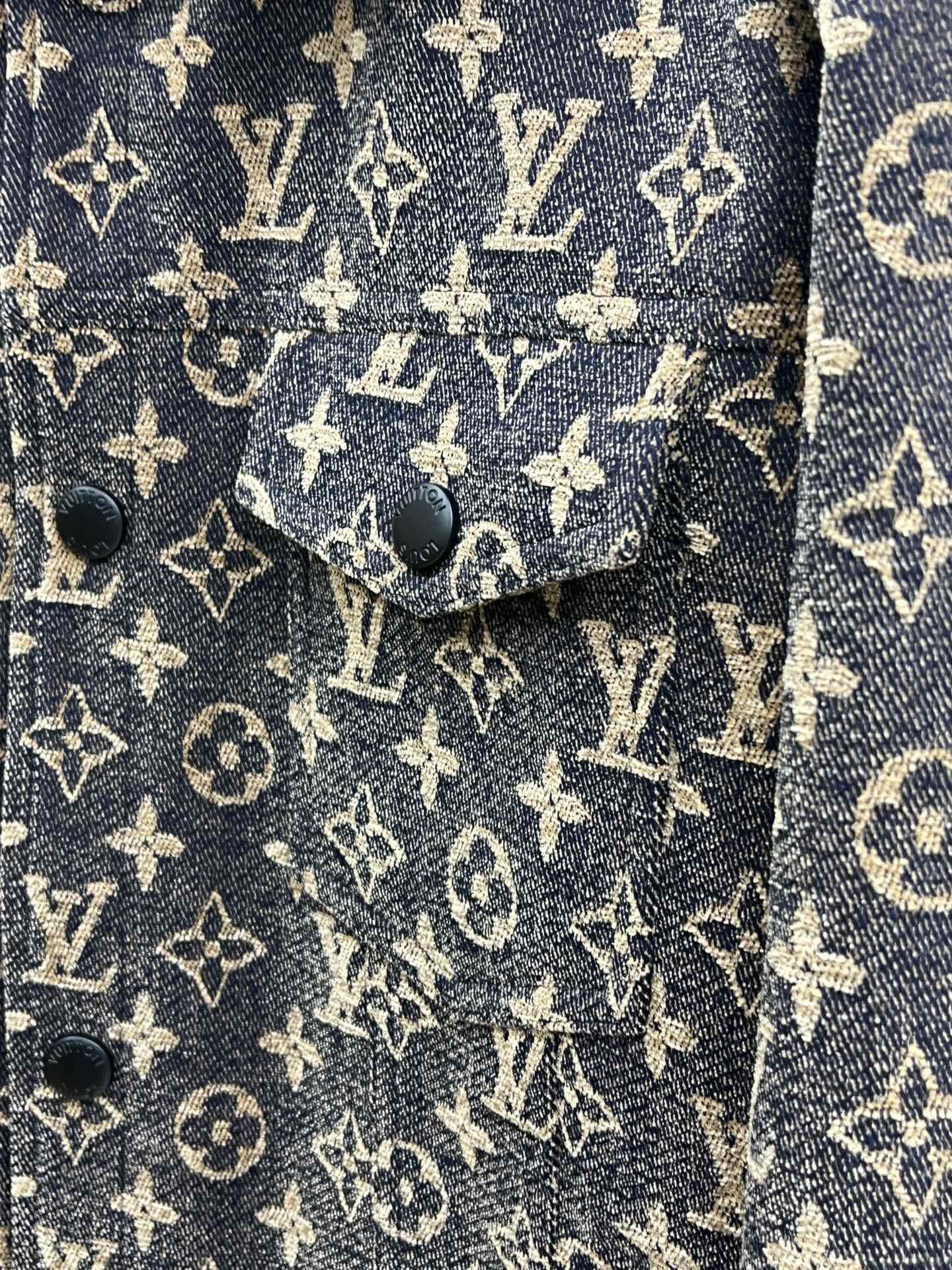 秋冬 LV 🔥🔥ss早秋新款发布驴牌翻领夹克外套，字母提花面料秋季爆款夹薄棉夹克外套，字母满印提花面料夹