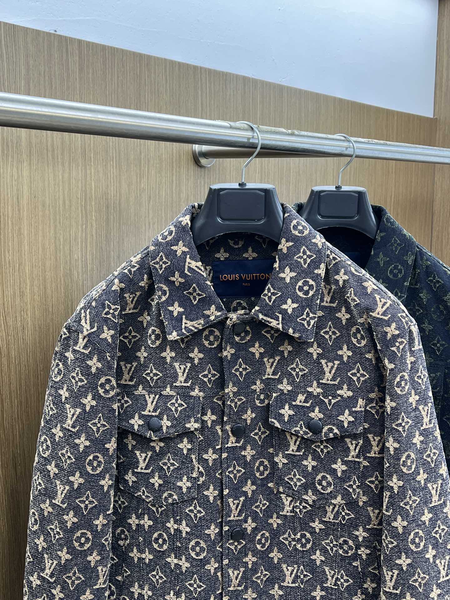 秋冬 LV 🔥🔥ss早秋新款发布驴牌翻领夹克外套，字母提花面料秋季爆款夹薄棉夹克外套，字母满印提花面料夹