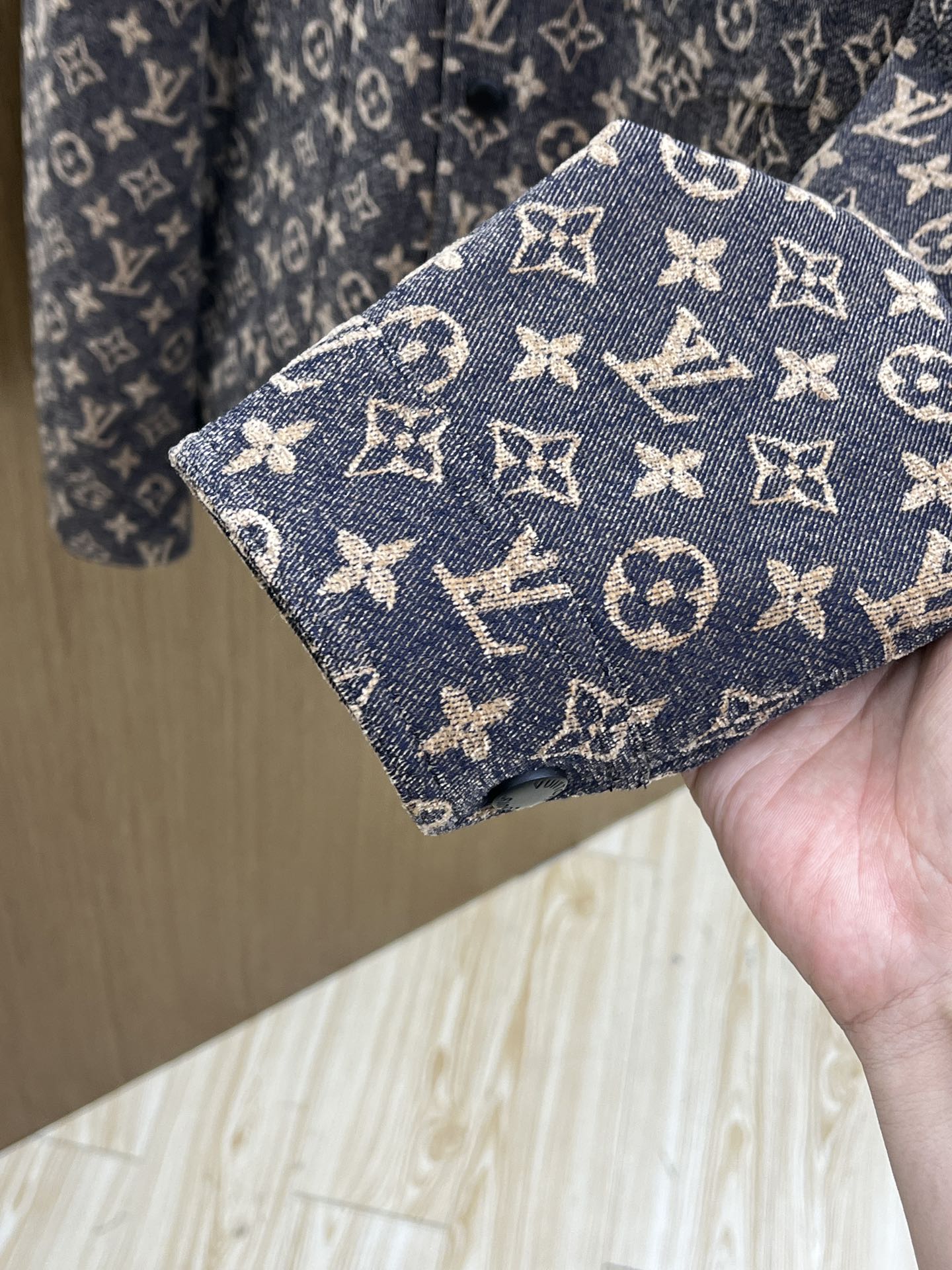 秋冬 LV 🔥🔥ss早秋新款发布驴牌翻领夹克外套，字母提花面料秋季爆款夹薄棉夹克外套，字母满印提花面料夹