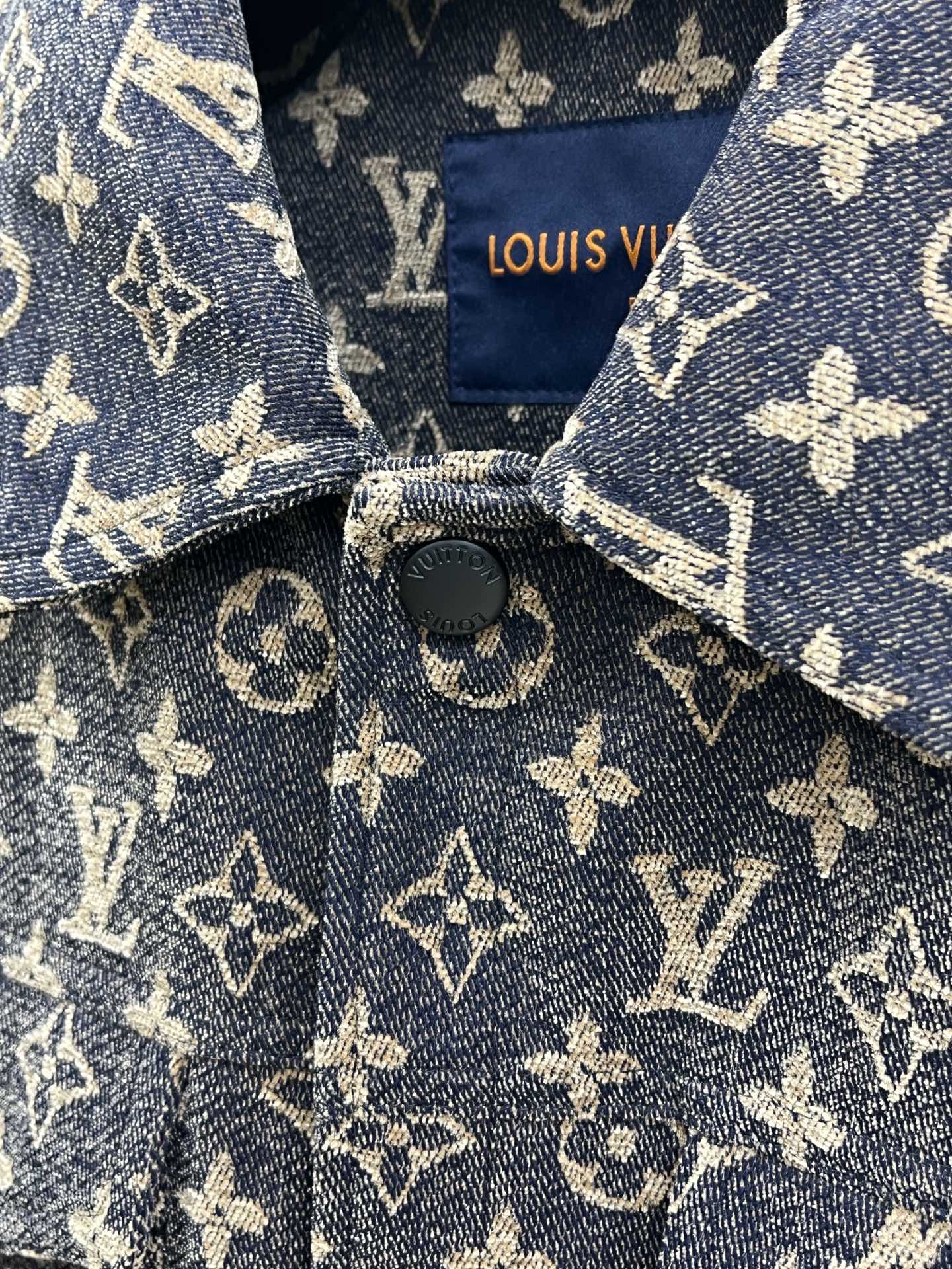 秋冬 LV 🔥🔥ss早秋新款发布驴牌翻领夹克外套，字母提花面料秋季爆款夹薄棉夹克外套，字母满印提花面料夹