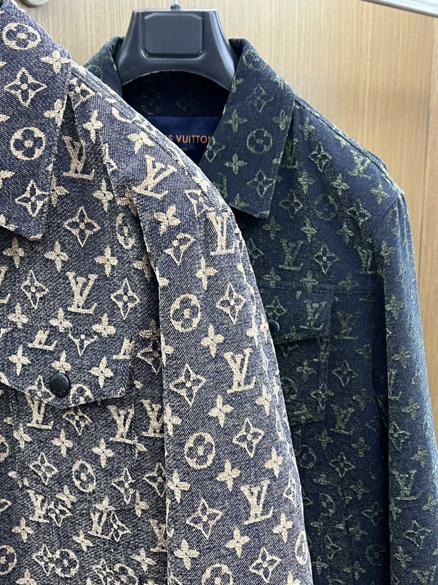 秋冬 LV 🔥🔥ss早秋新款发布驴牌翻领夹克外套，字母提花面料秋季爆款夹薄棉夹克外套，字母满印提花面料夹