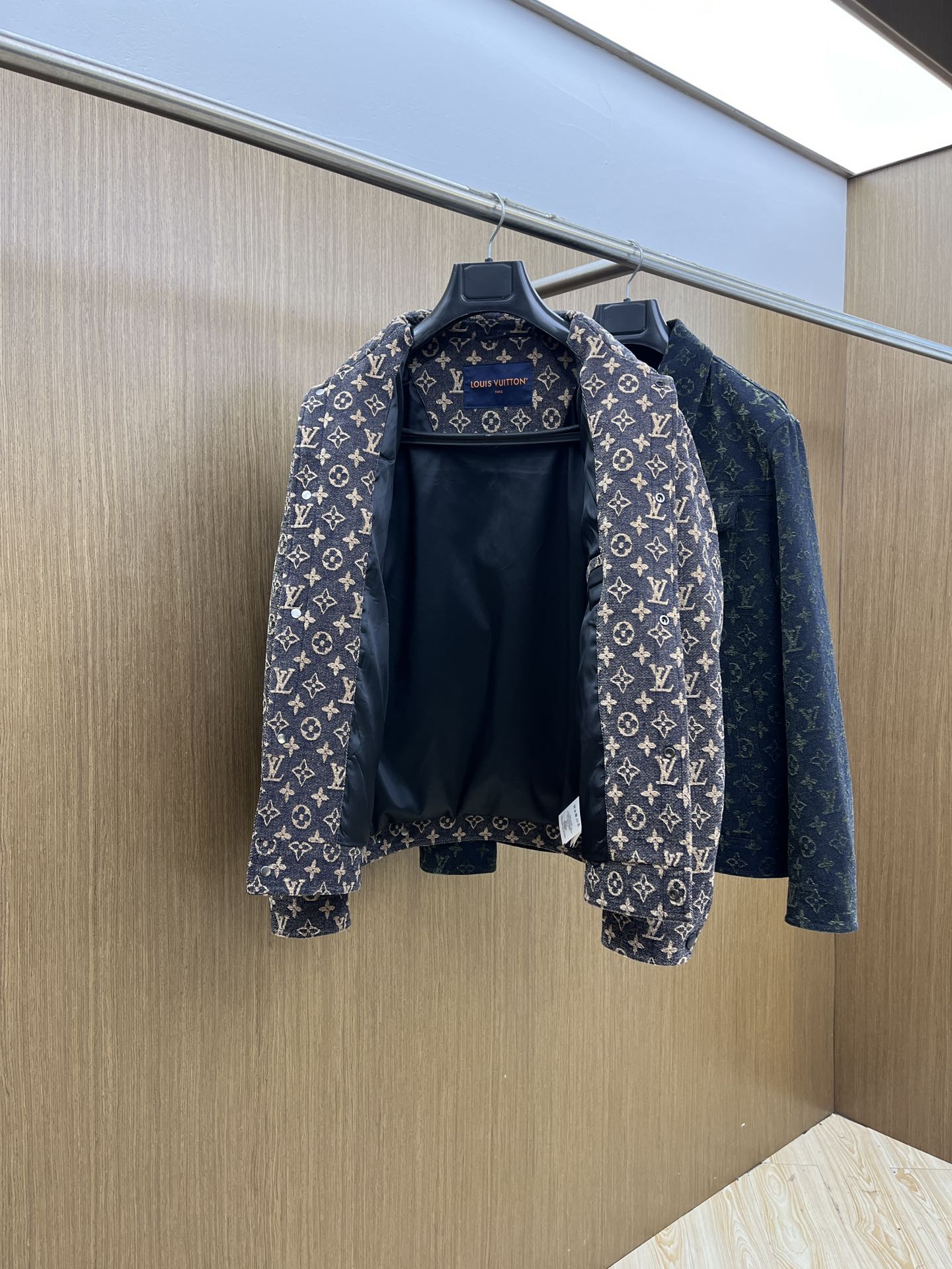 秋冬 LV 🔥🔥ss早秋新款发布驴牌翻领夹克外套，字母提花面料秋季爆款夹薄棉夹克外套，字母满印提花面料夹