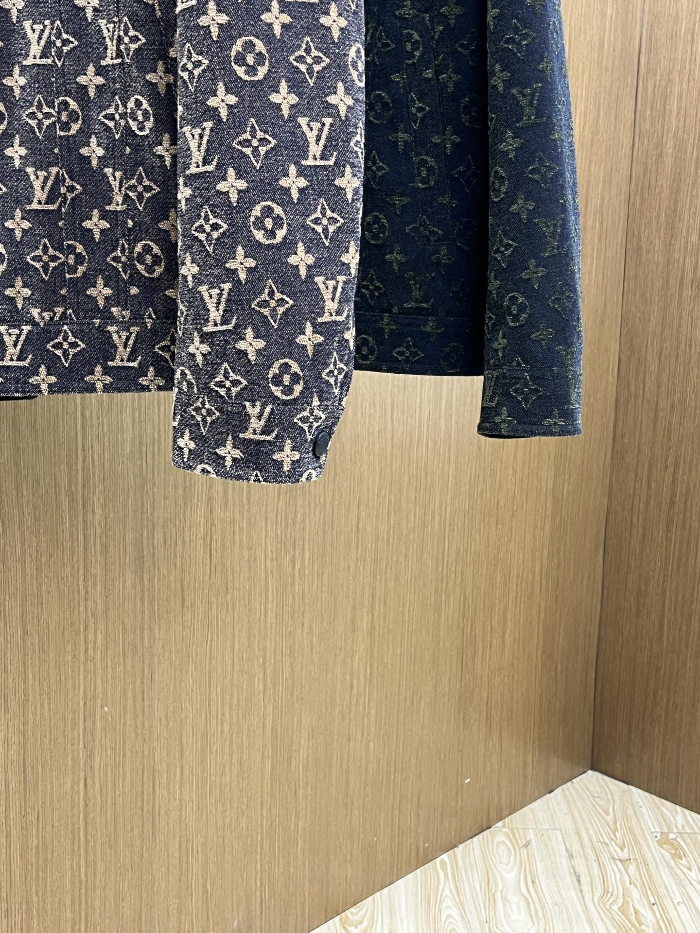 秋冬 LV 🔥🔥ss早秋新款发布驴牌翻领夹克外套，字母提花面料秋季爆款夹薄棉夹克外套，字母满印提花面料夹