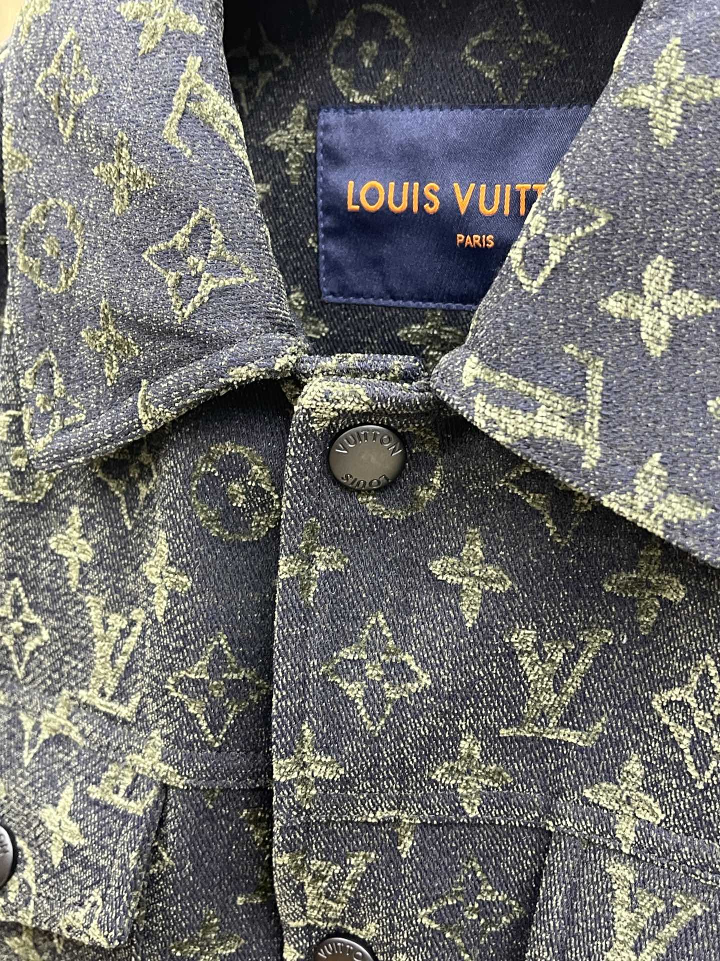 秋冬 LV 🔥🔥ss早秋新款发布驴牌翻领夹克外套，字母提花面料秋季爆款夹薄棉夹克外套，字母满印提花面料夹